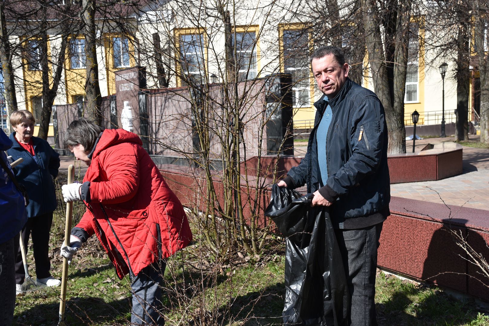 лотошино, сквер победы, субботник, уборка города,
