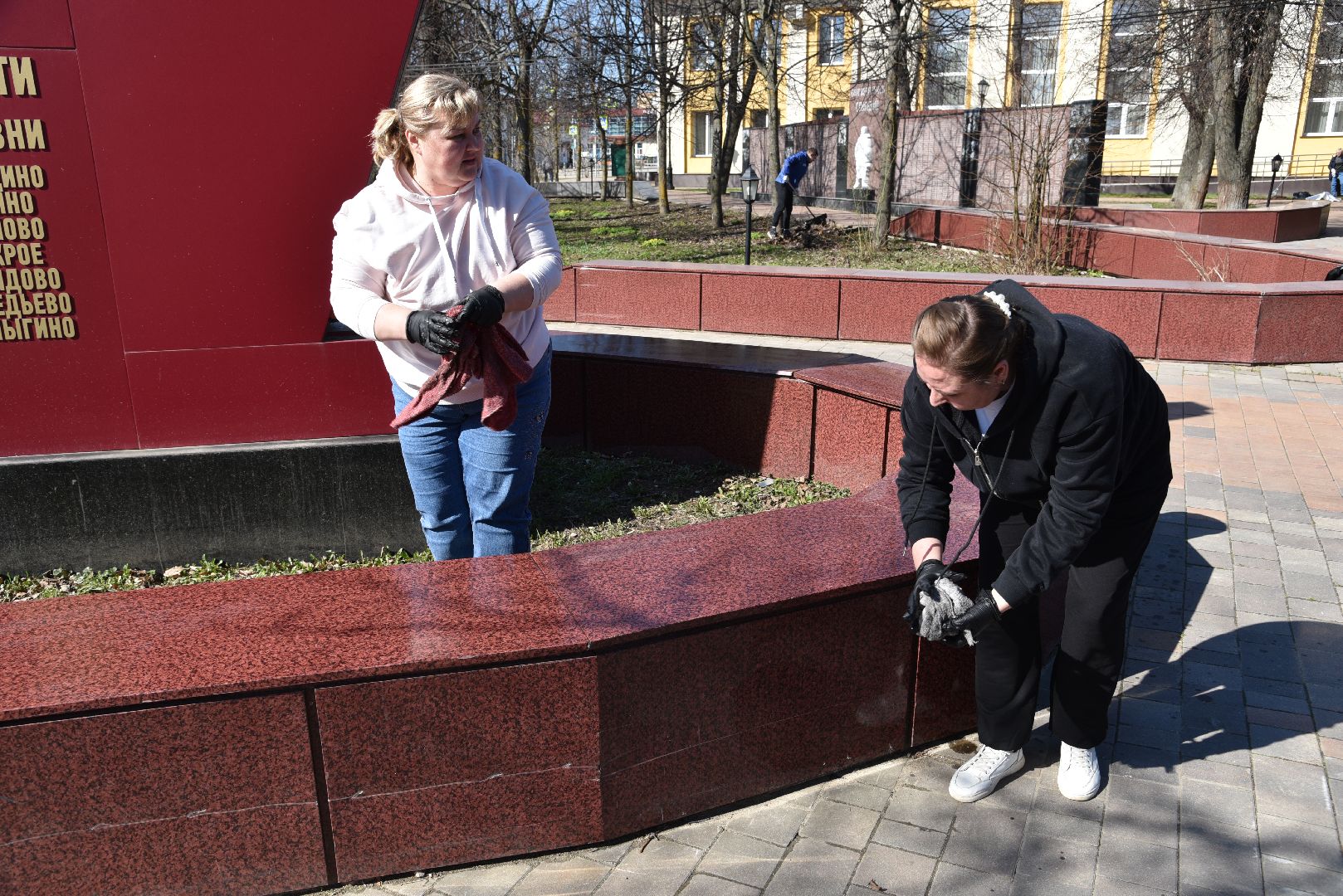 лотошино, сквер победы, субботник, уборка города,