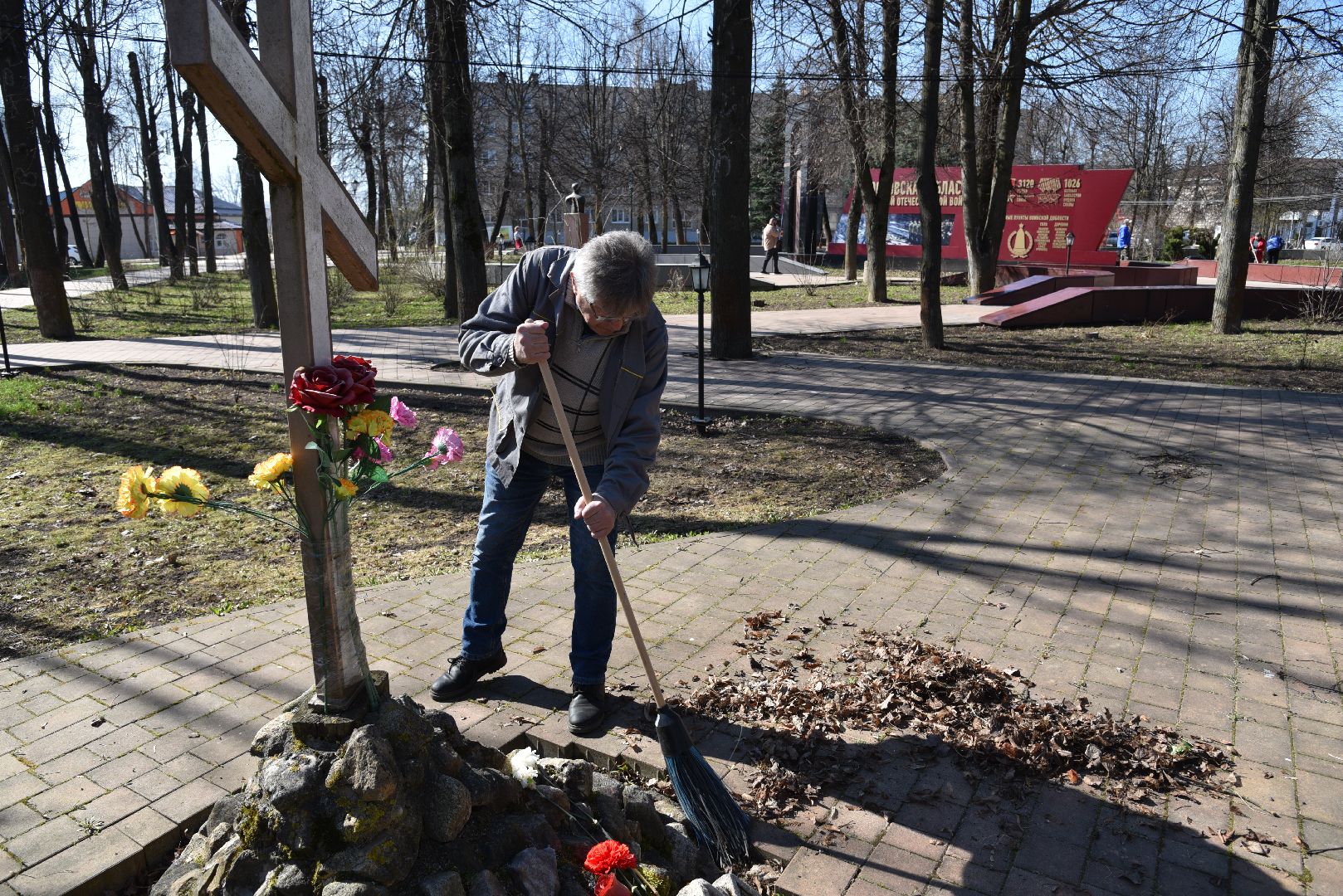 лотошино, сквер победы, субботник, уборка города,