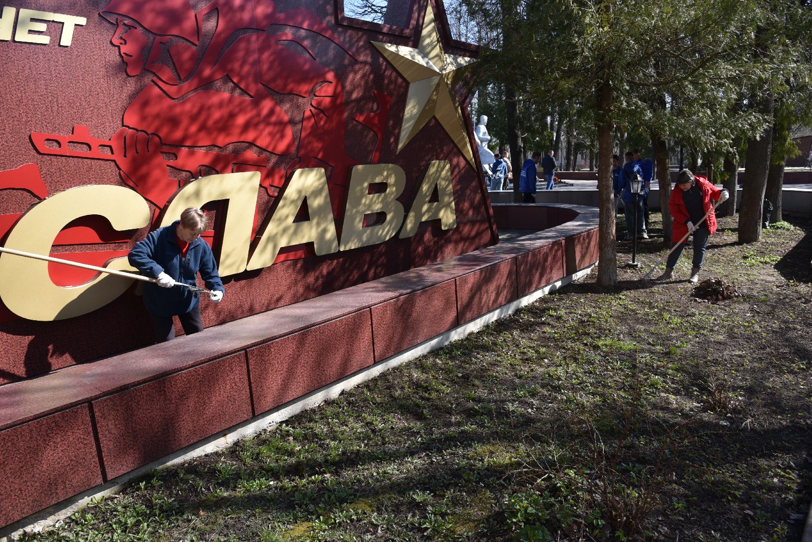 лотошино, сквер победы, субботник, уборка города,