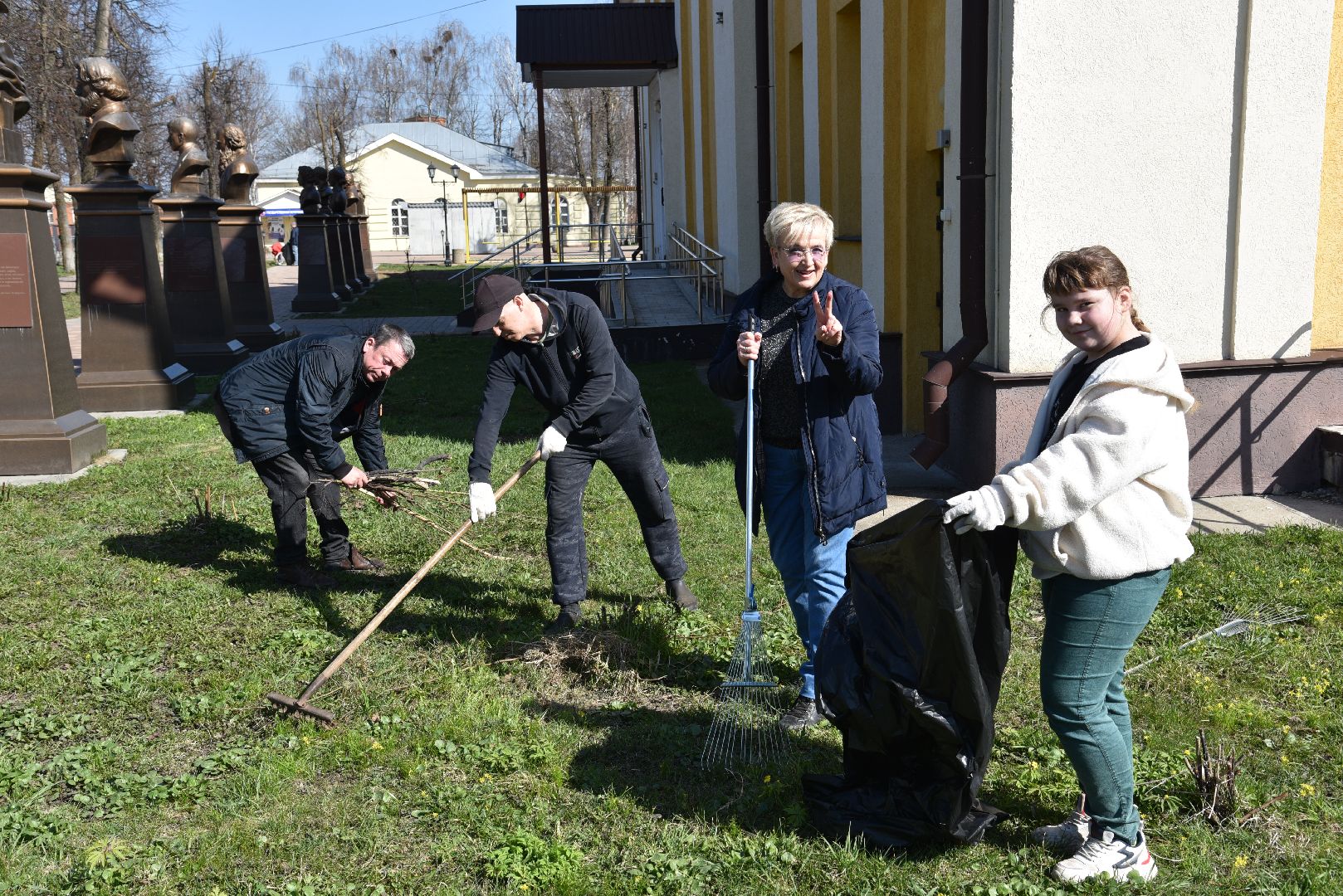 лотошино, сквер победы, субботник, уборка города,