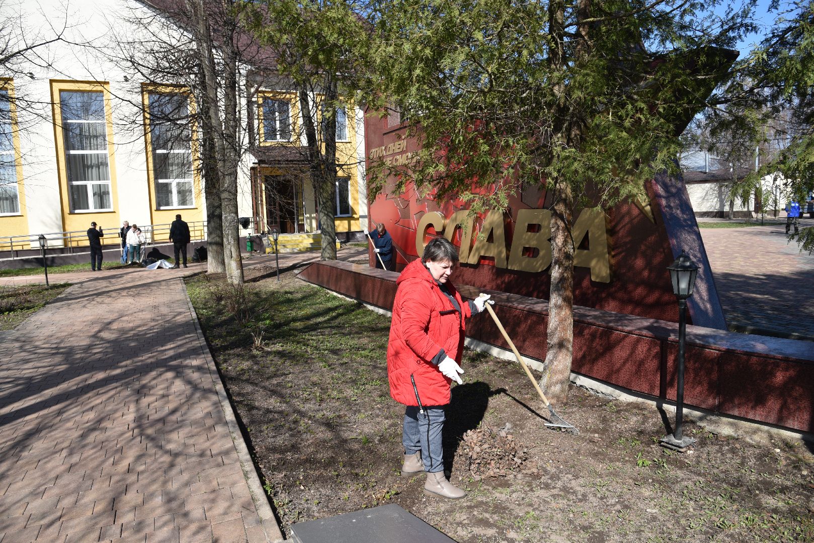 лотошино, сквер победы, субботник, уборка города,