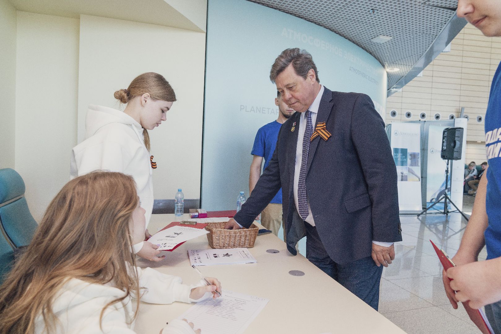 Аэропорт Домодедово, Диктант Победы, история