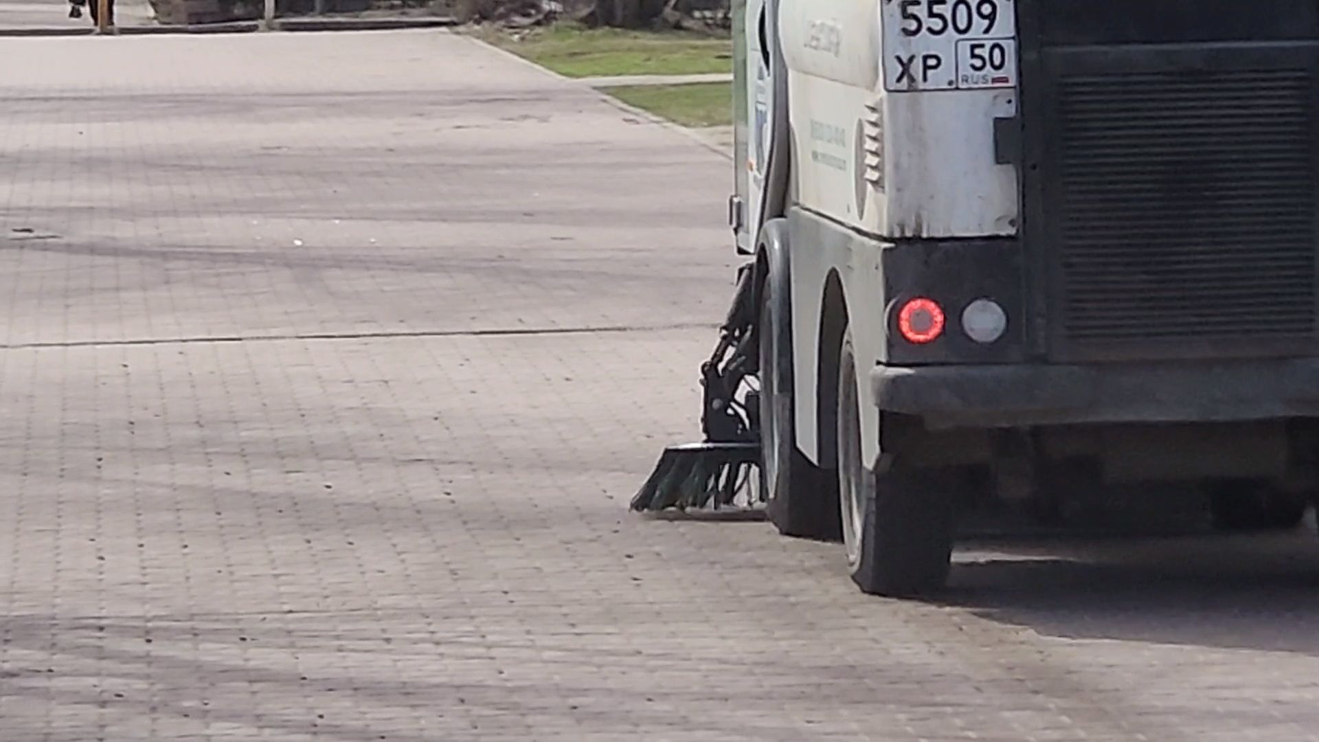 Чехов, улица Чехова, уборка тротуаров, очистка пешеходных дорожек, дорожные работы, Мосавтодор, дороги регионального значения, дороги и тротуары местного значения, мбу чеховское благоустройство, уборочная техника, спецтехника,