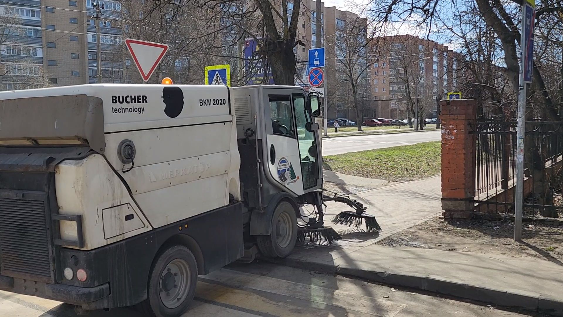 Чехов, улица Чехова, уборка тротуаров, очистка пешеходных дорожек, дорожные работы, Мосавтодор, дороги регионального значения, дороги и тротуары местного значения, мбу чеховское благоустройство, уборочная техника, спецтехника,