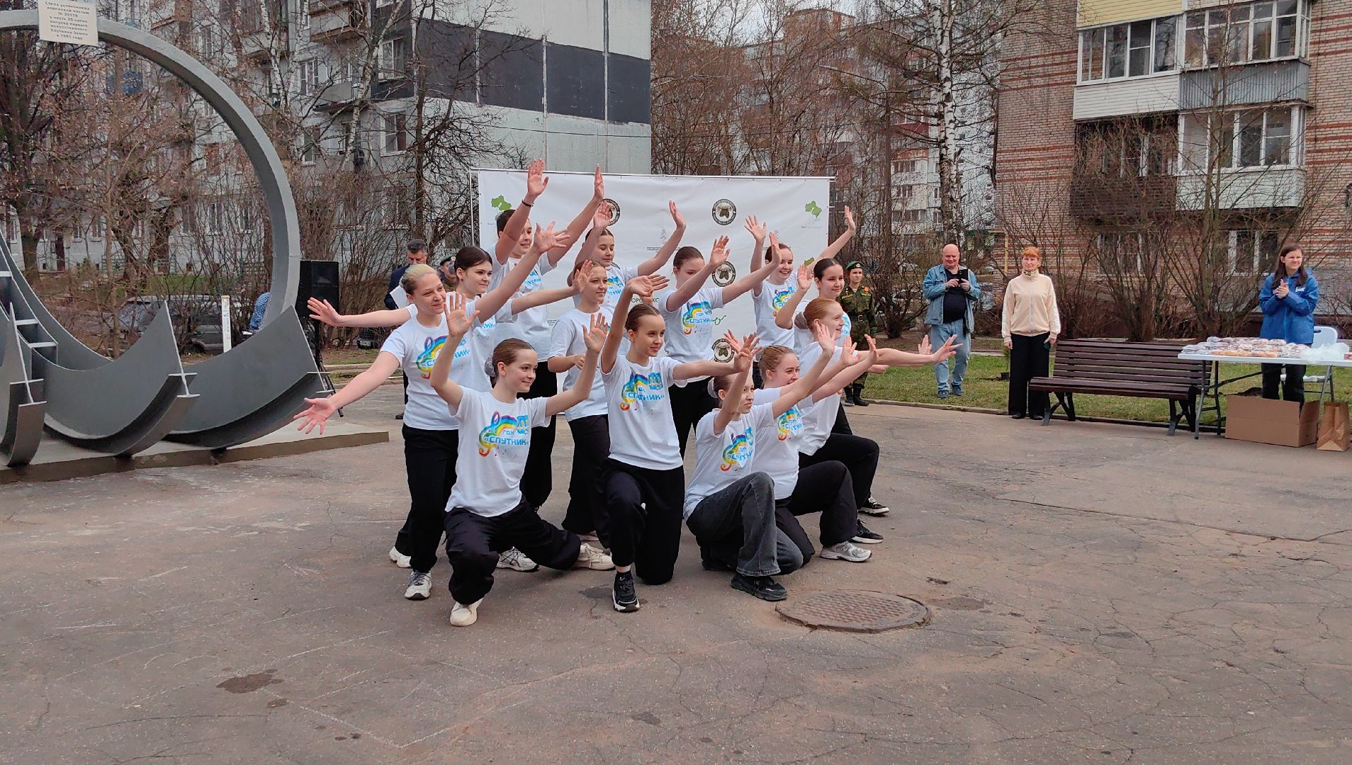 кедр, яблоня, акция, посадка деревьев,