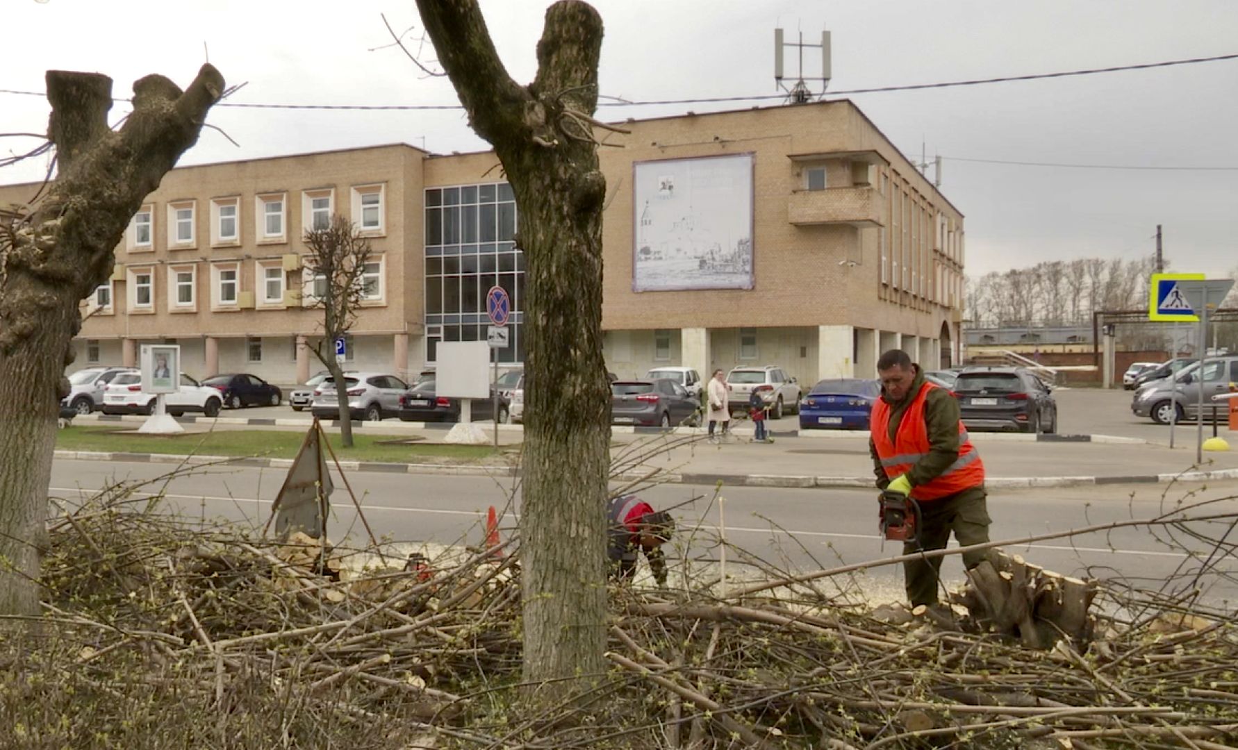 Клин, благоустройство, люди, опиловка