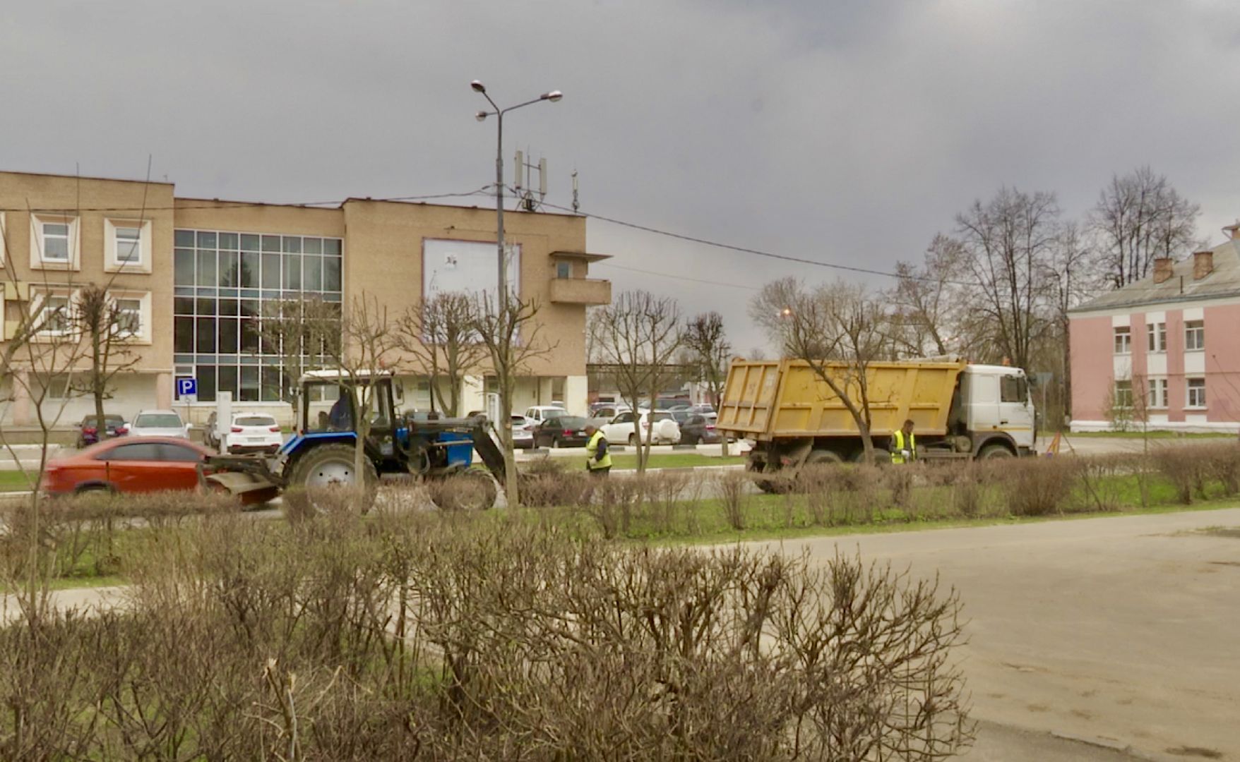 Клин, благоустройство, люди, опиловка