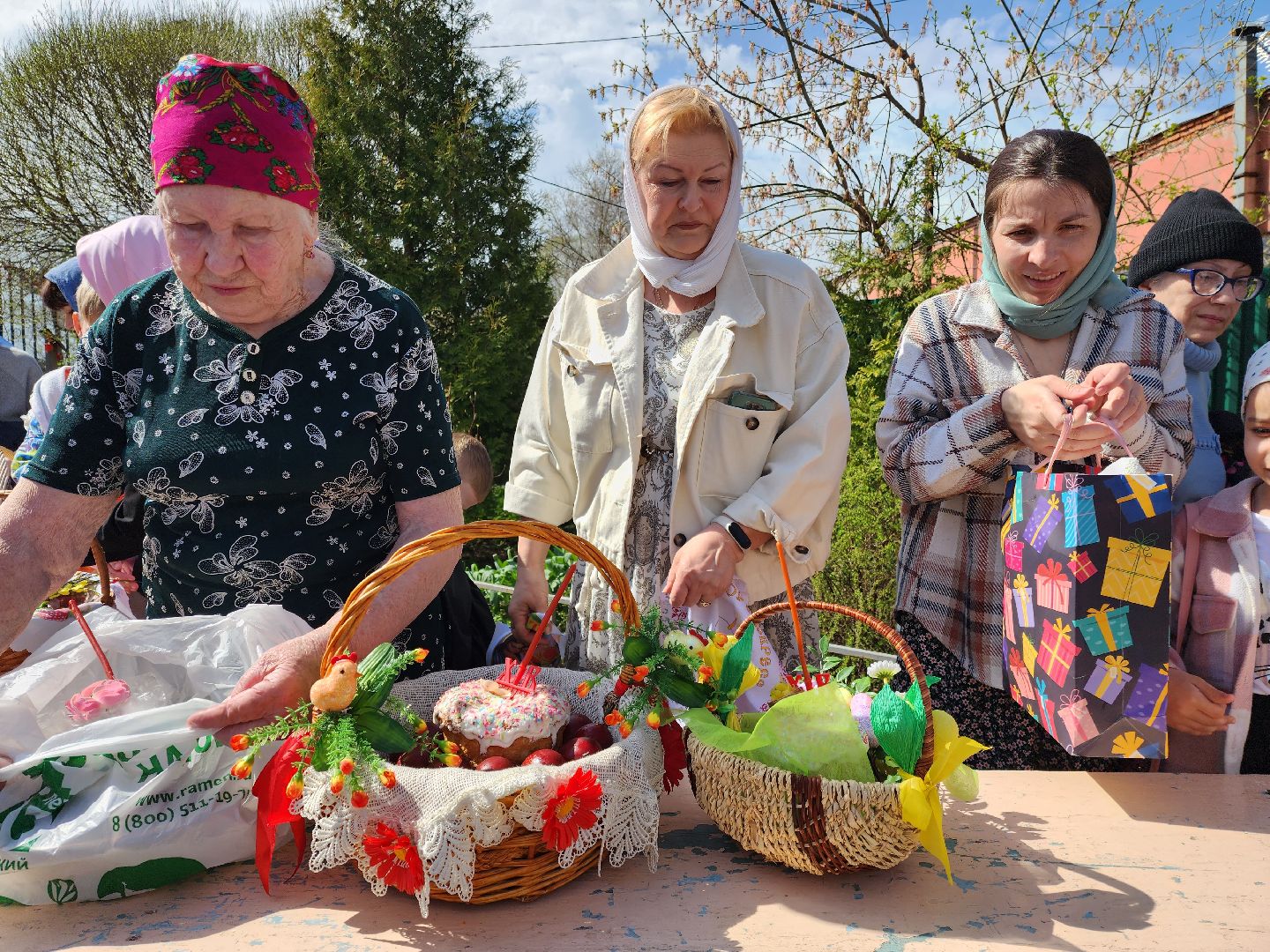 раменское, религия, пасха, освящение пасхальных явств в храме в загорново,