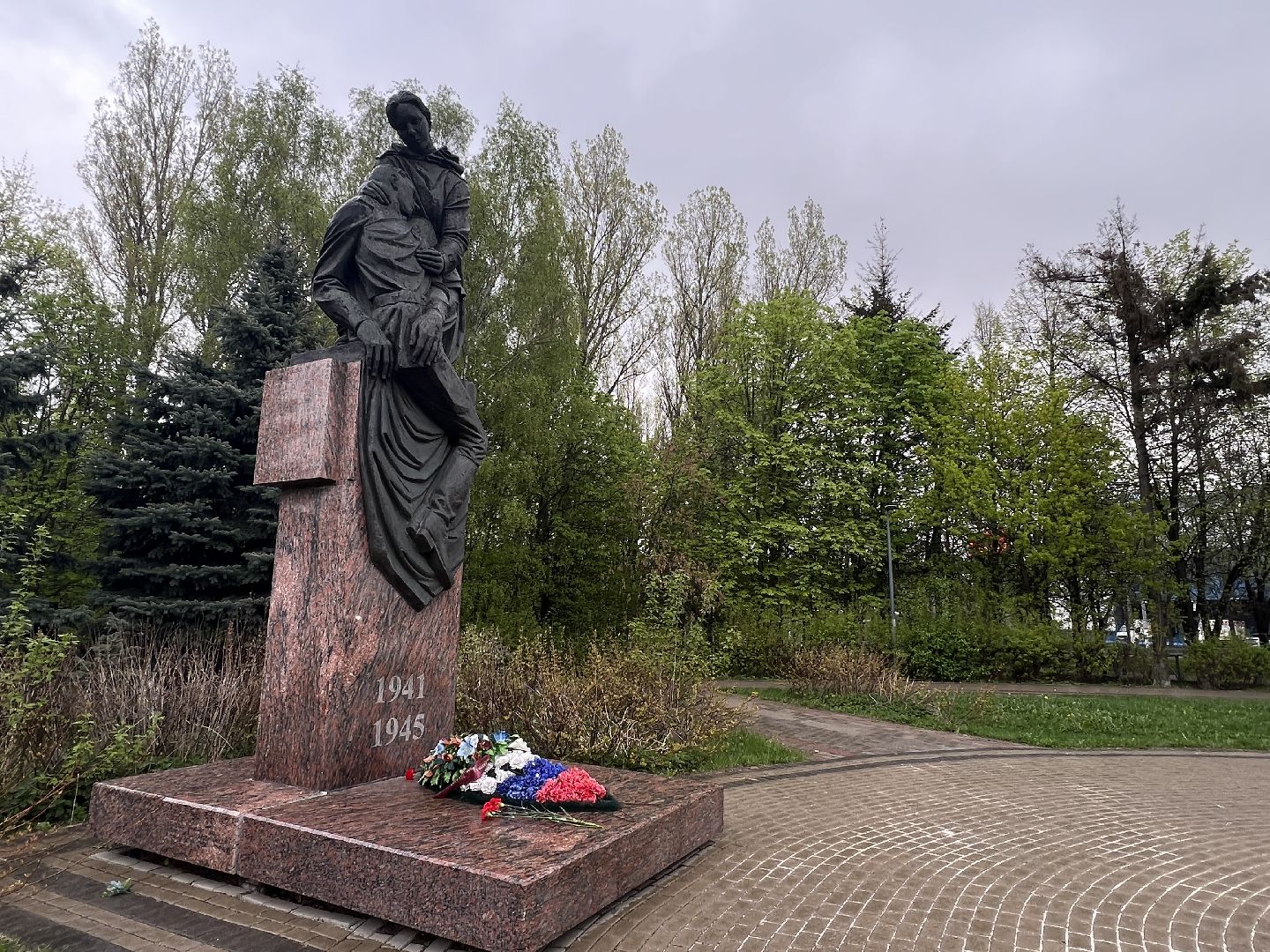 Химки, сквер имени Марии Рубцовой, памятник, Подвиг милосердие, скорая помощь, врач, медсестра