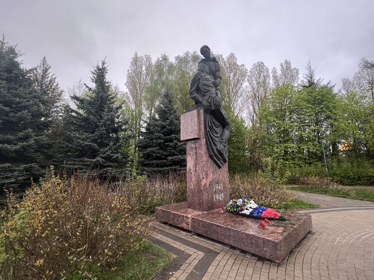 Химки, сквер имени Марии Рубцовой, памятник, Подвиг милосердие, скорая помощь, врач, медсестра