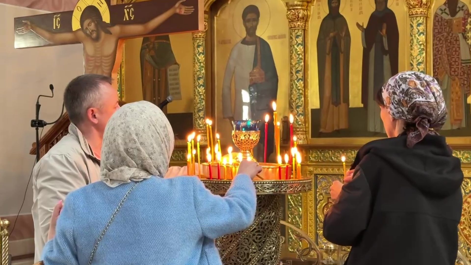 Реутов, пасха,  украшение храма, цветы, поклонение, служба,