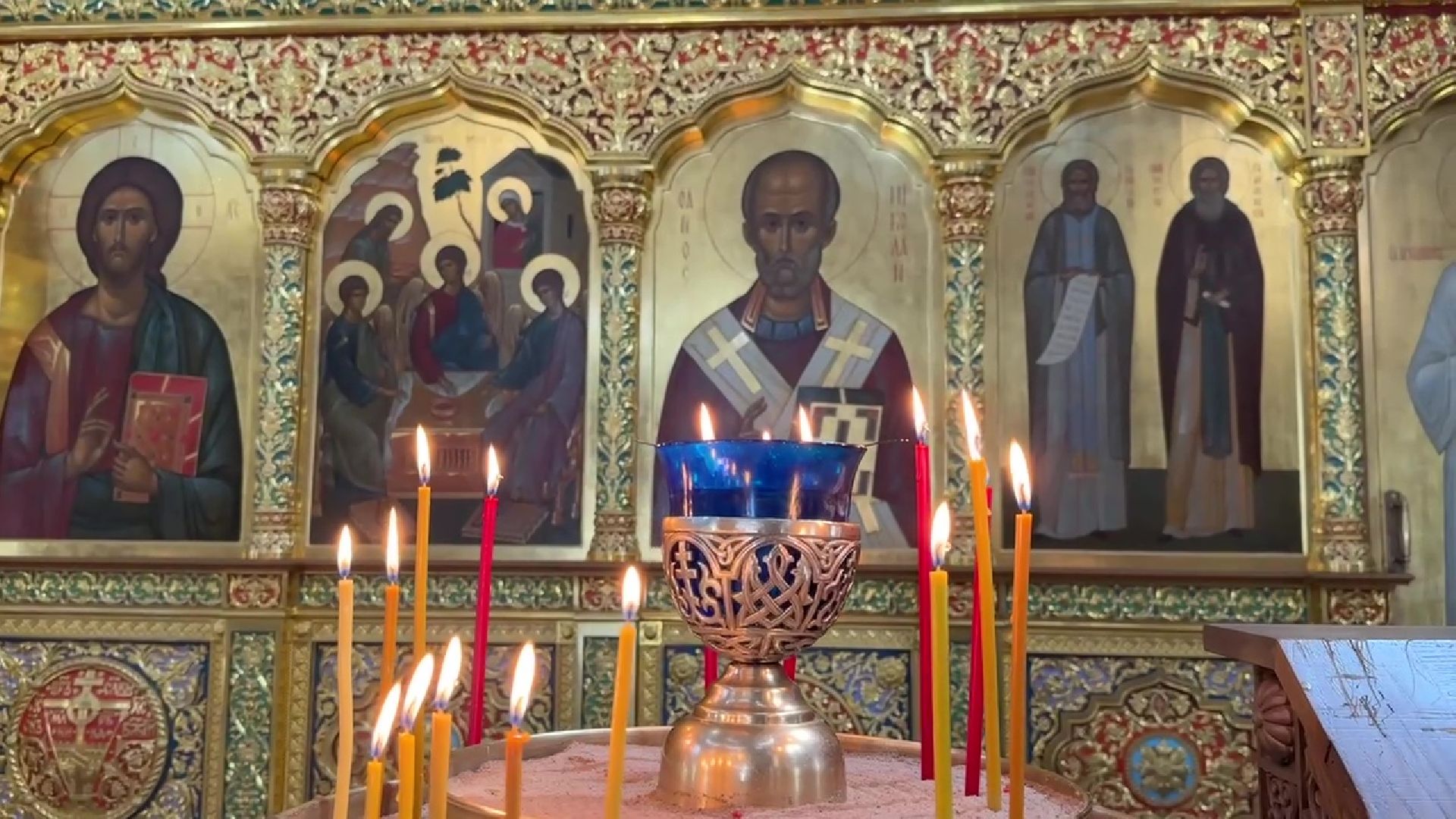 Реутов, пасха,  украшение храма, цветы, поклонение, служба,