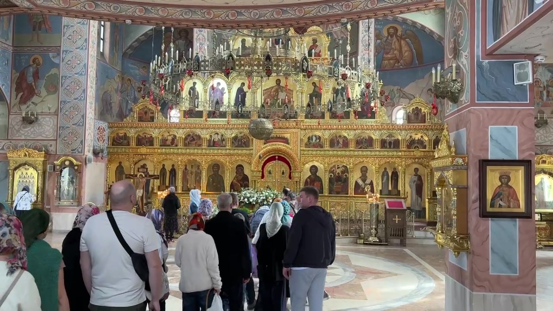 Реутов, пасха,  украшение храма, цветы, поклонение, служба,