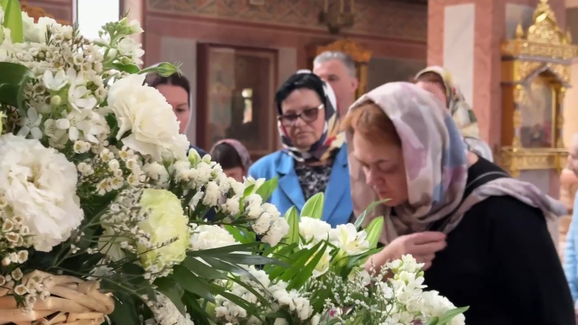 Реутов, пасха,  украшение храма, цветы, поклонение, служба,