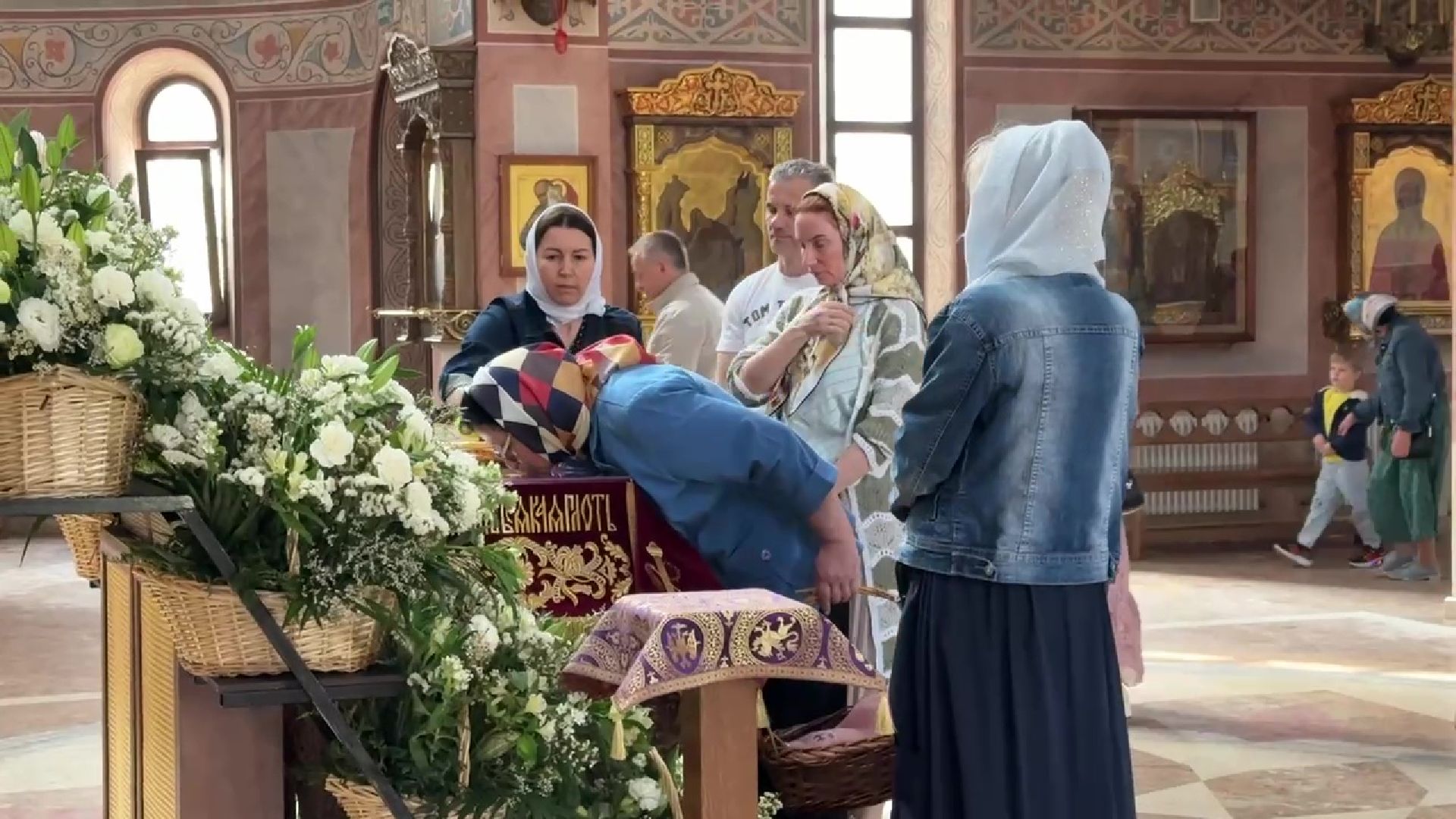 Реутов, пасха,  украшение храма, цветы, поклонение, служба,