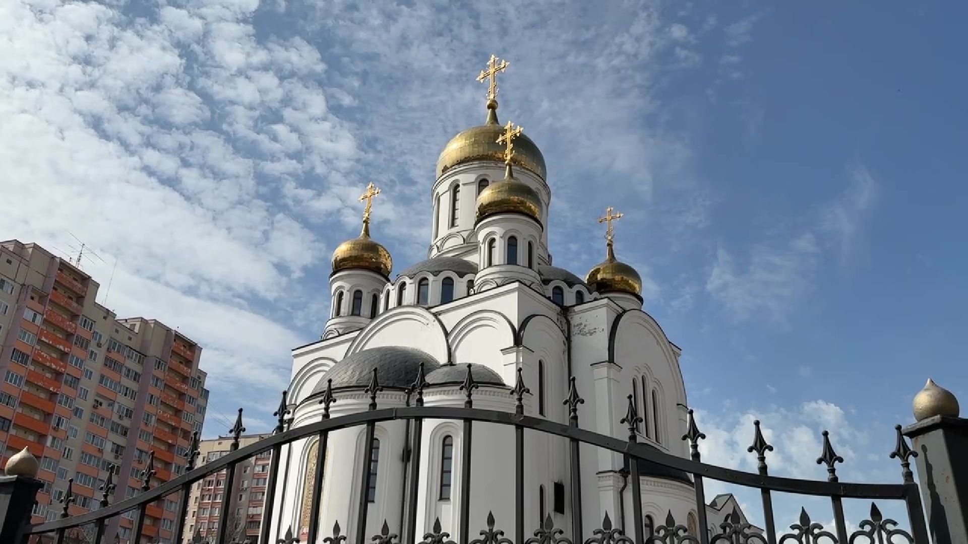 Реутов, пасха,  украшение храма, цветы, поклонение, служба,