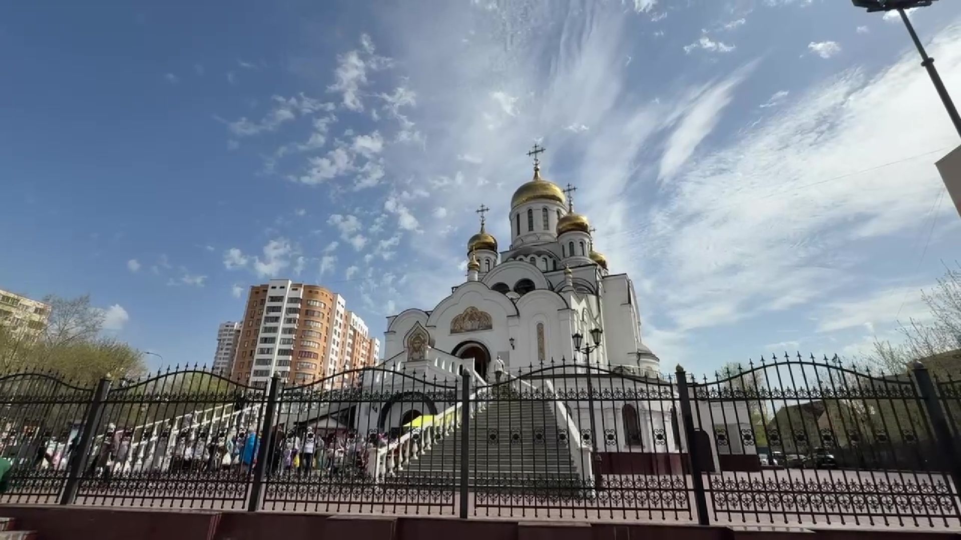 Реутов, пасха,  украшение храма, цветы, поклонение, служба,