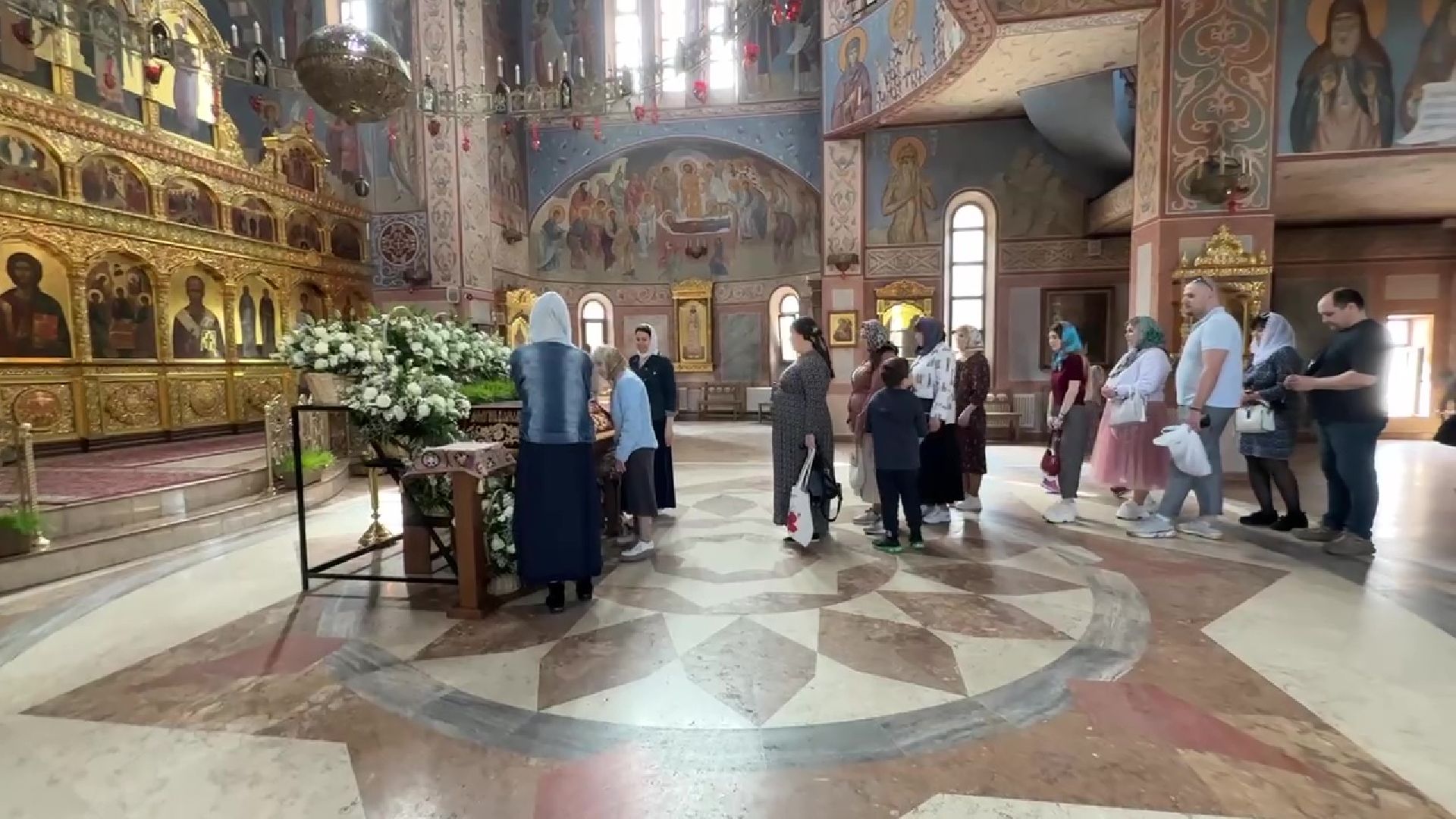 Реутов, пасха,  украшение храма, цветы, поклонение, служба,