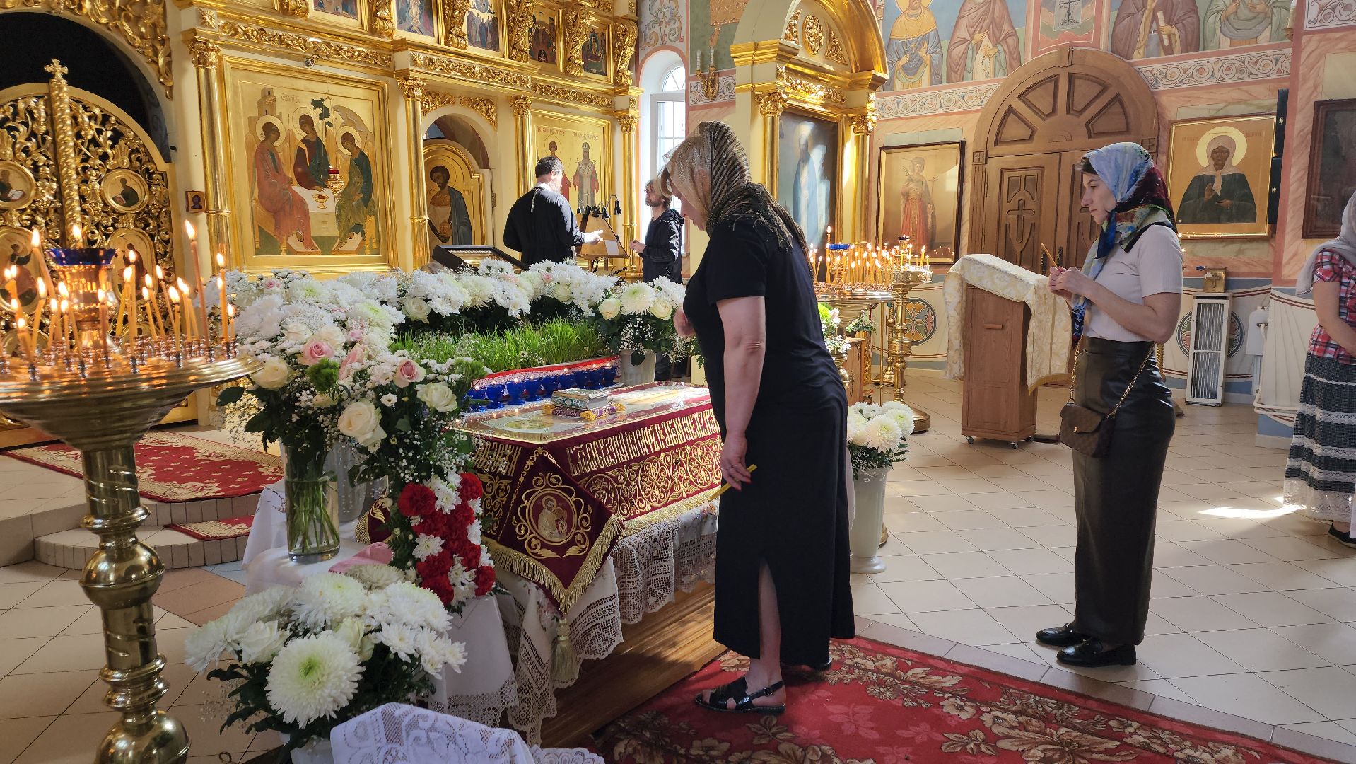 пушкино, храм, пасха христова, убранство, плащаница иисуса христа,прихожане, богослужение,
