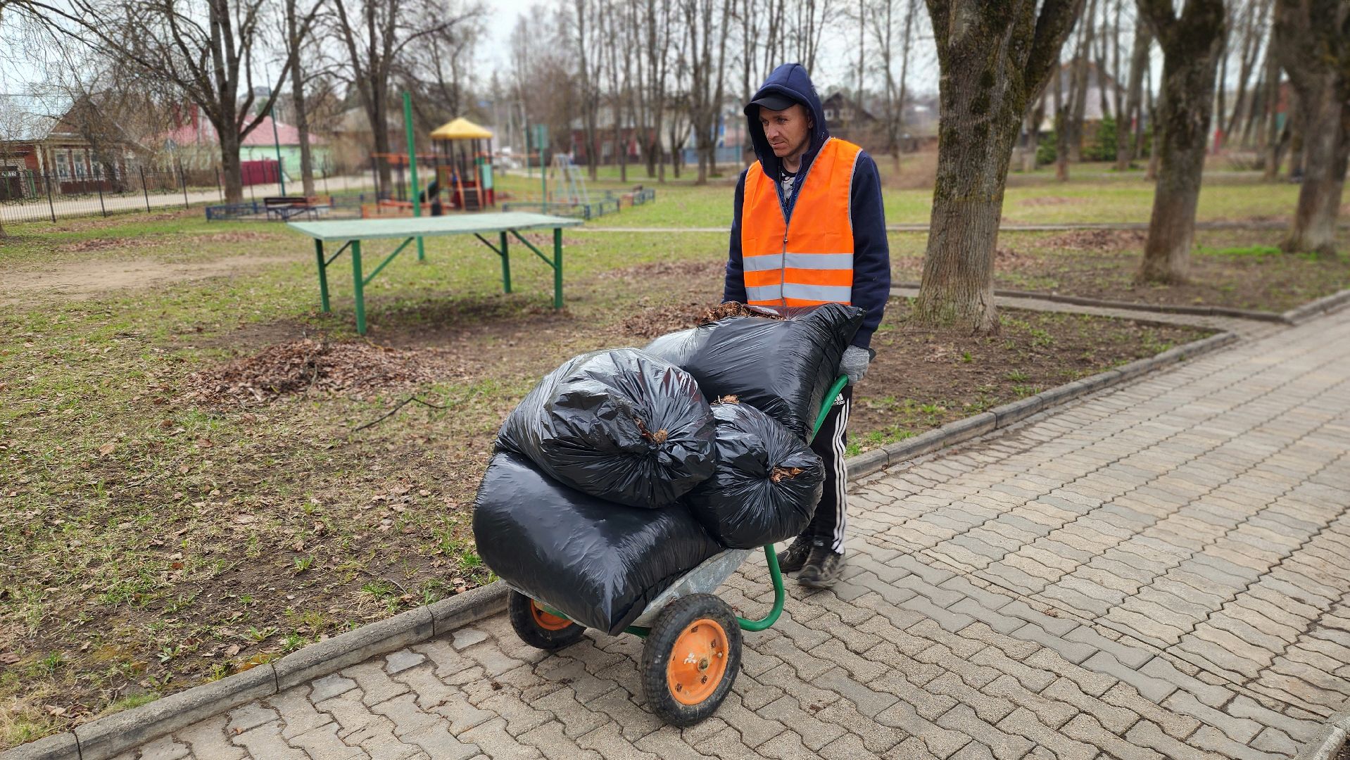сквер, субботник, коммунальщики, руза,благоустройство,