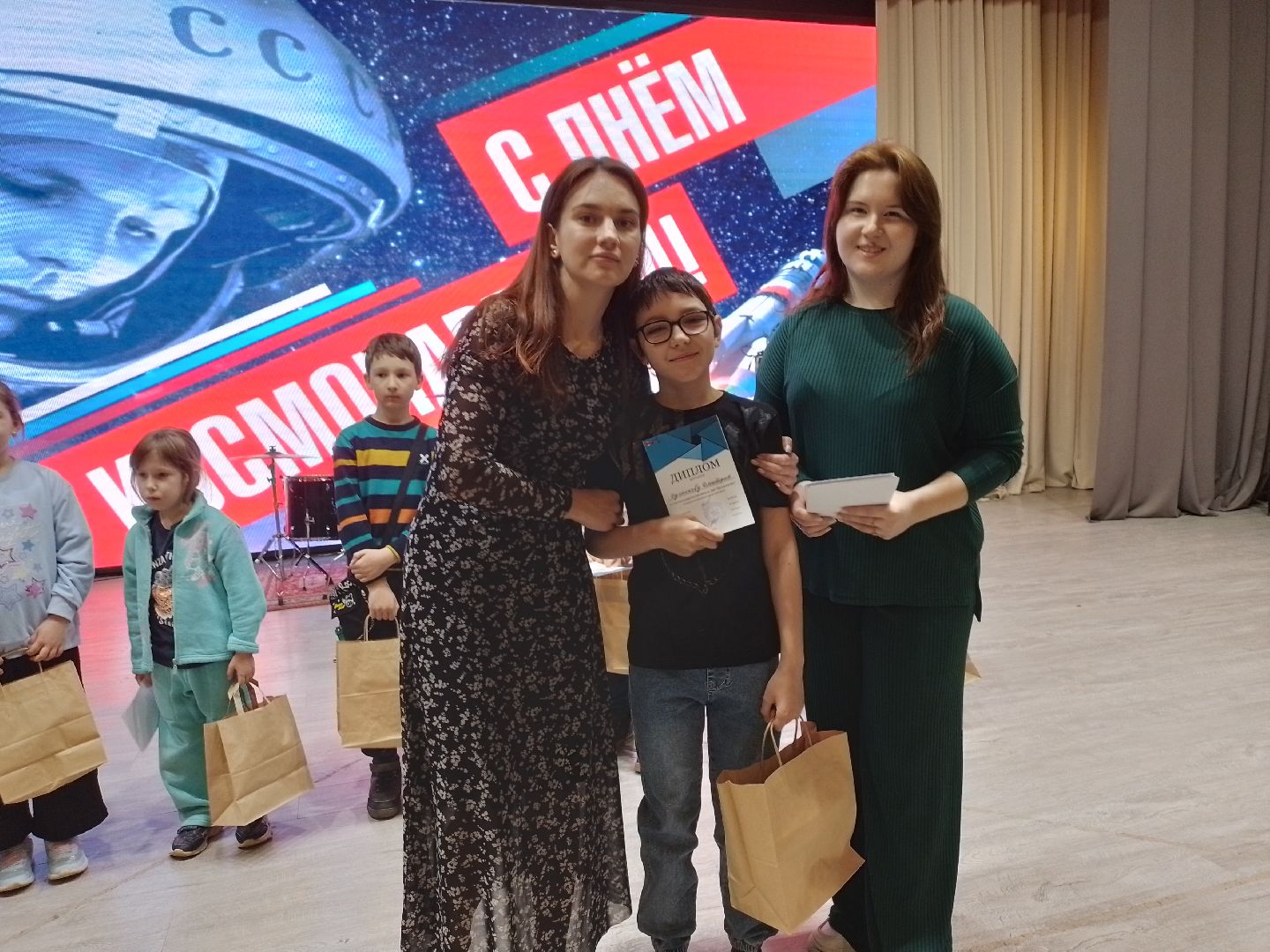 городской округ восход, конкурс рисунков, день космонавтики, дети,