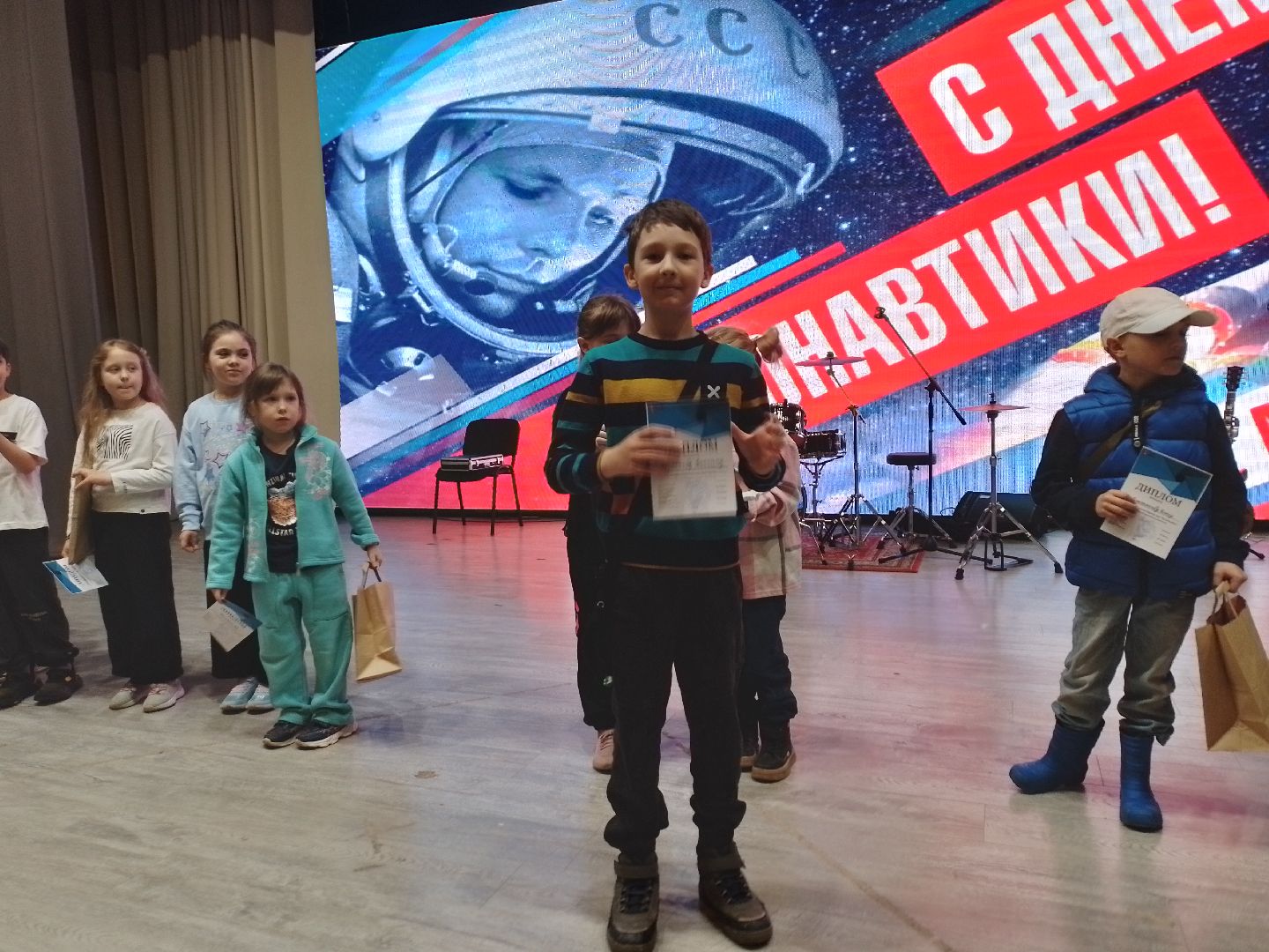 городской округ восход, конкурс рисунков, день космонавтики, дети,