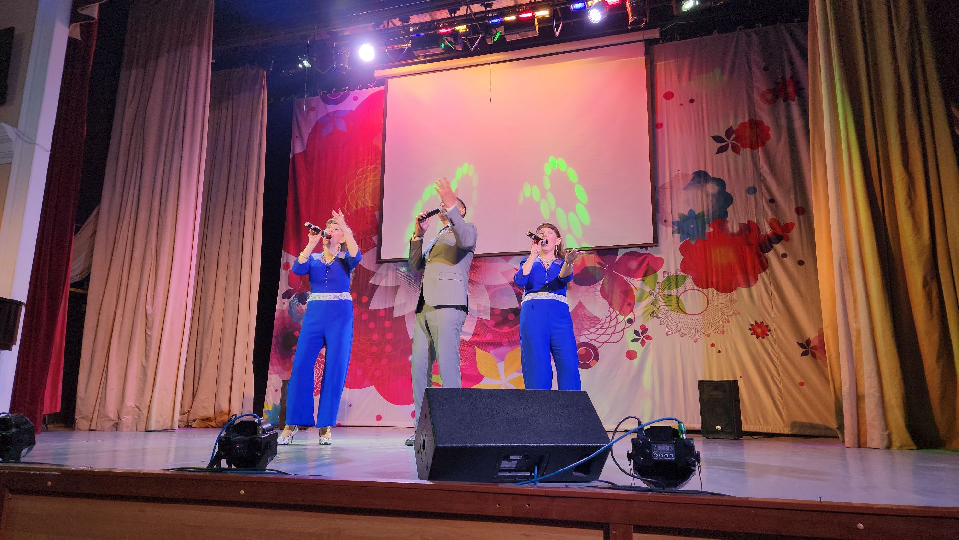 пушкино, концерт, песни военных лет, песни о родине, эстрада,зрители, дом культуры,дуэт,сестры-близнецы,