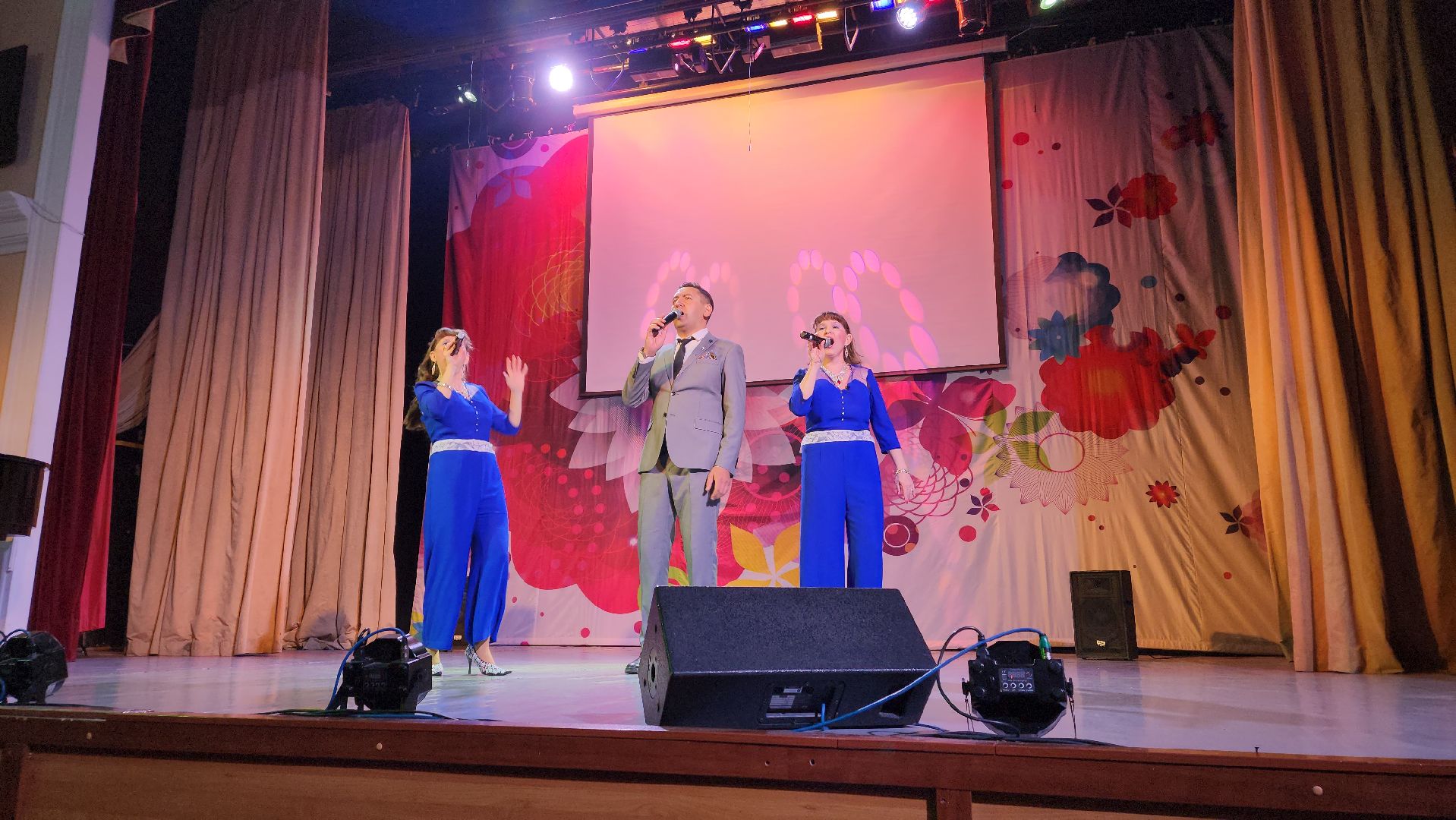 пушкино, концерт, песни военных лет, песни о родине, эстрада,зрители, дом культуры,дуэт,сестры-близнецы,