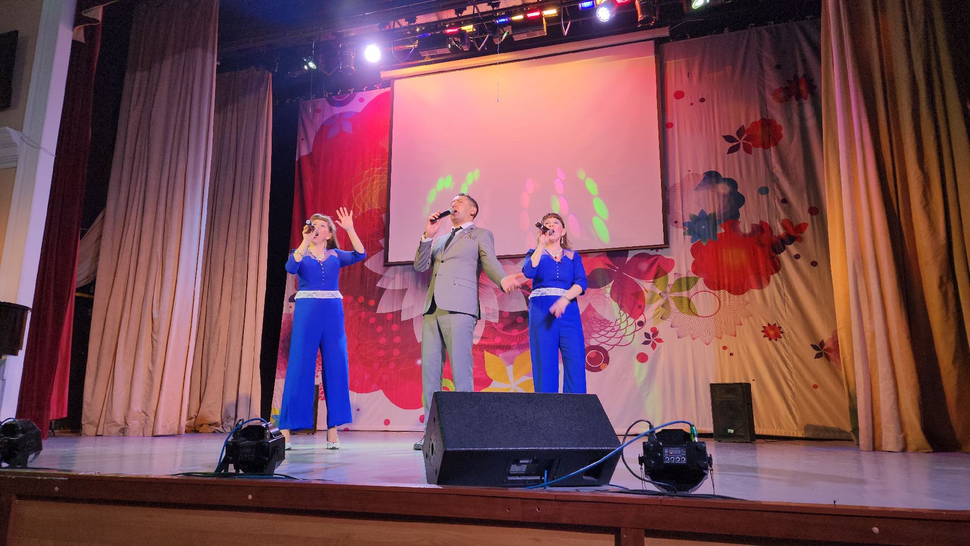 пушкино, концерт, песни военных лет, песни о родине, эстрада,зрители, дом культуры,дуэт,сестры-близнецы,