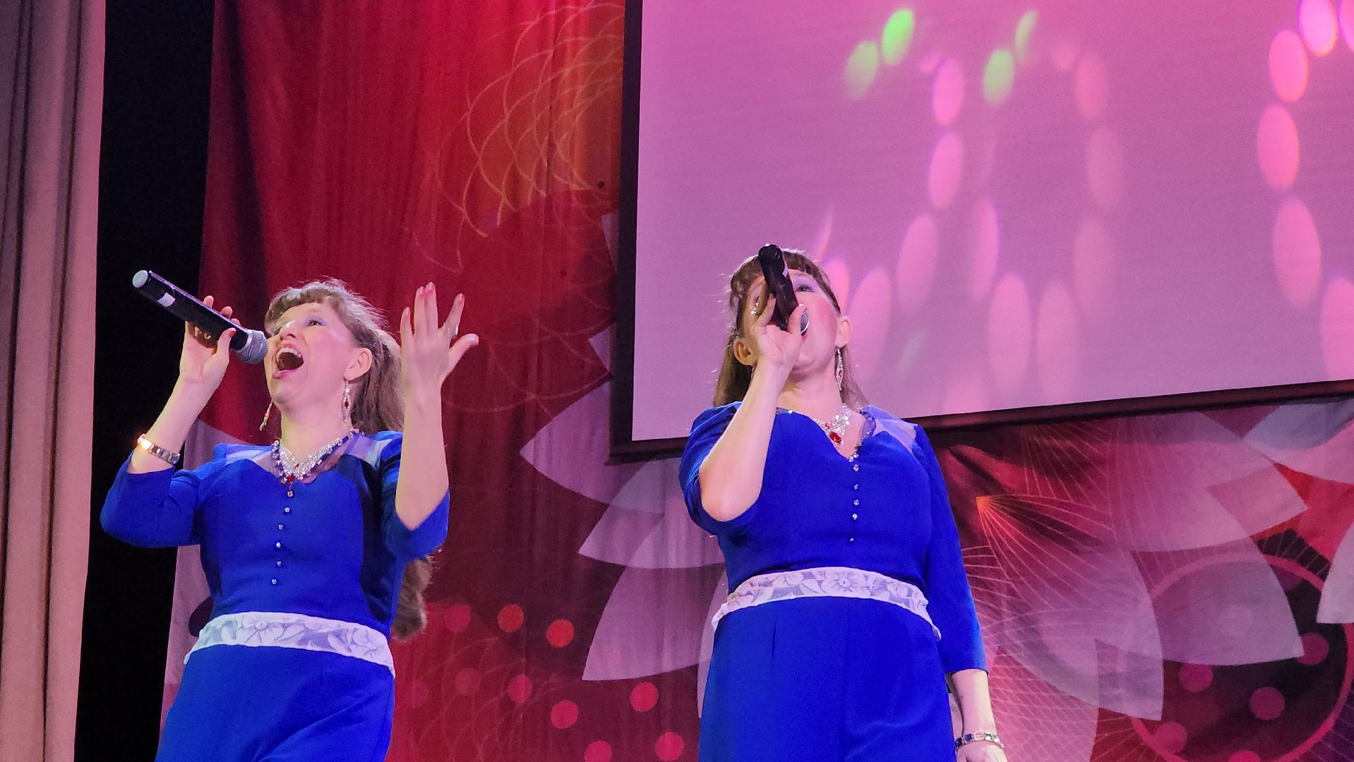 пушкино, концерт, песни военных лет, песни о родине, эстрада,зрители, дом культуры,дуэт,сестры-близнецы,