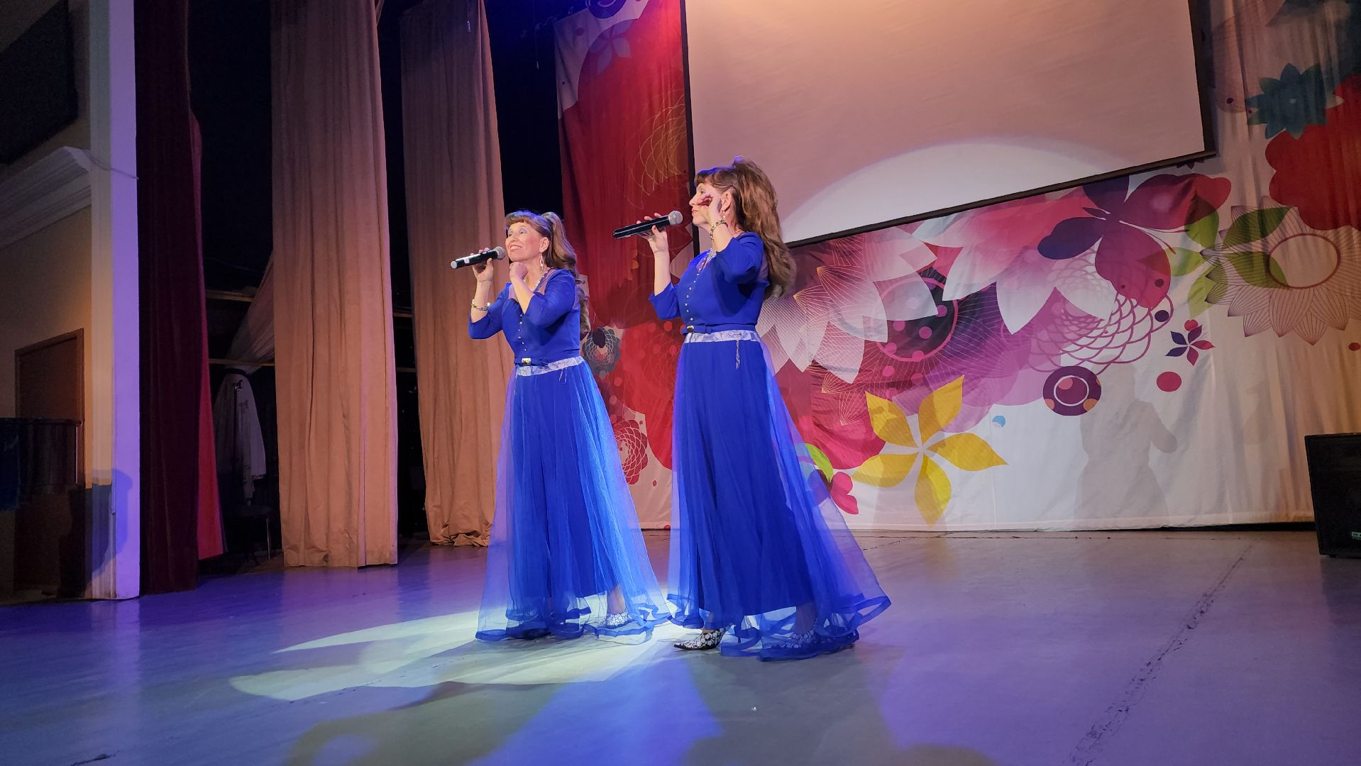 пушкино, концерт, песни военных лет, песни о родине, эстрада,зрители, дом культуры,дуэт,сестры-близнецы,