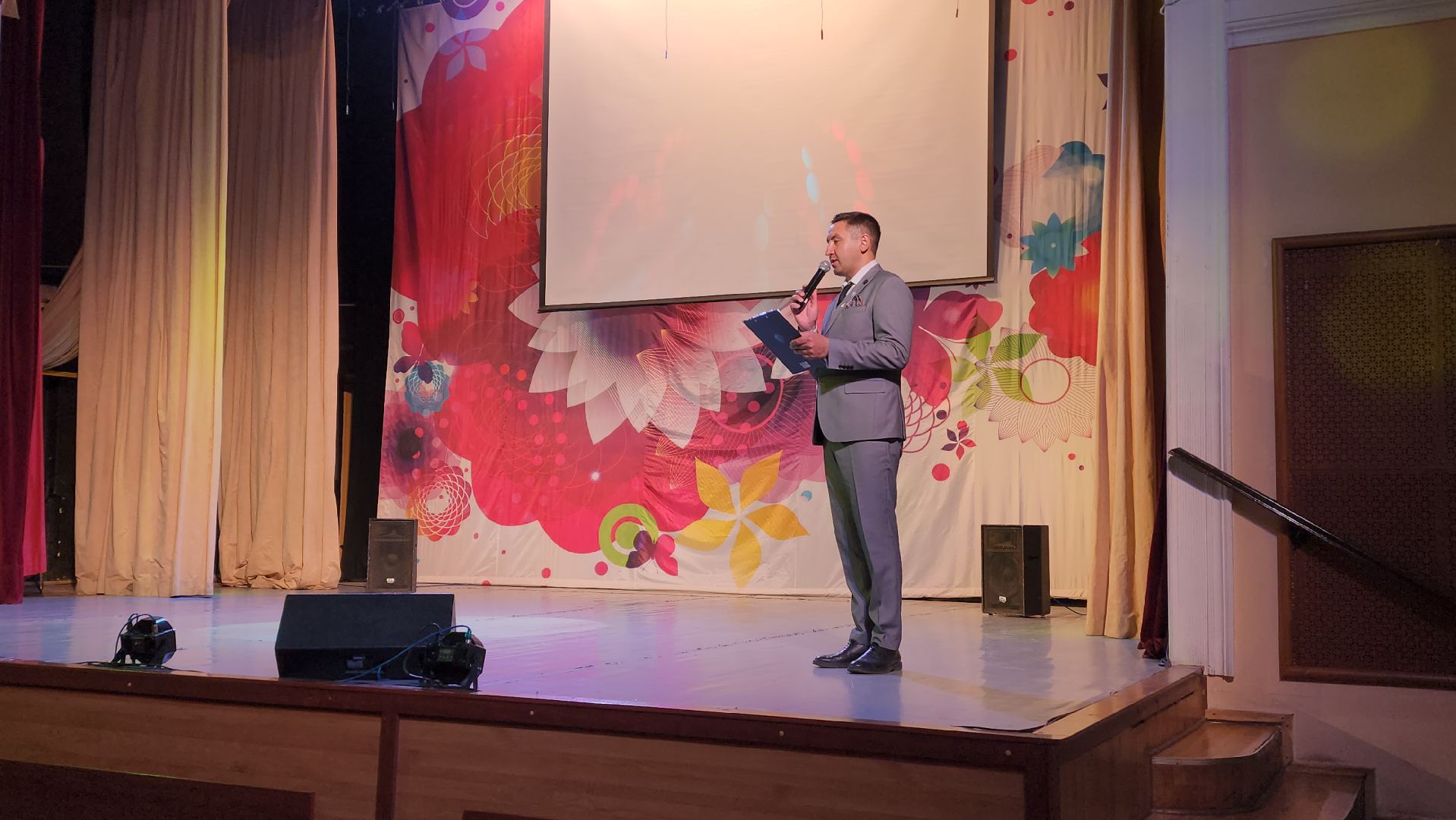 пушкино, концерт, песни военных лет, песни о родине, эстрада,зрители, дом культуры,дуэт,сестры-близнецы,