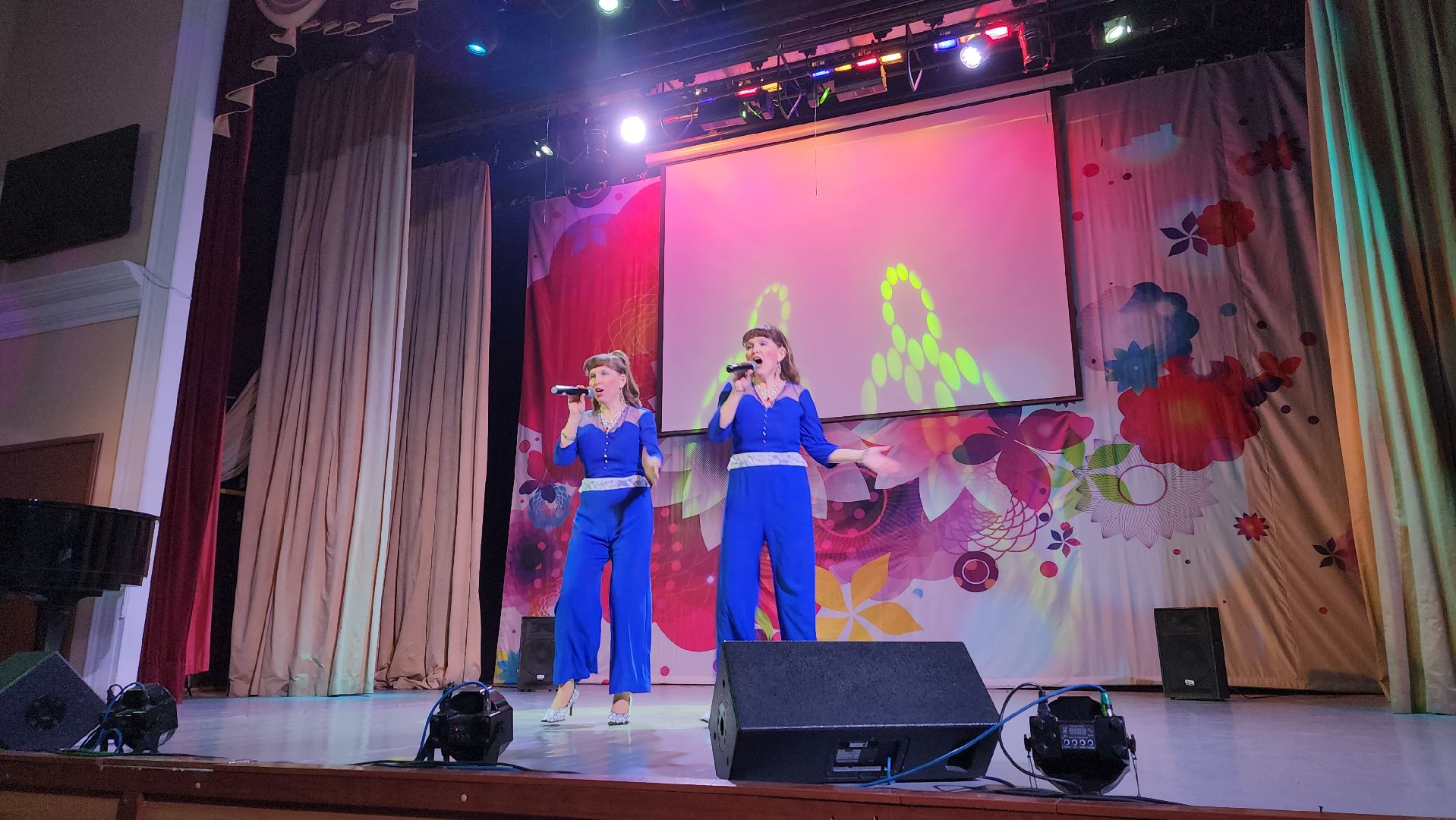 пушкино, концерт, песни военных лет, песни о родине, эстрада,зрители, дом культуры,дуэт,сестры-близнецы,