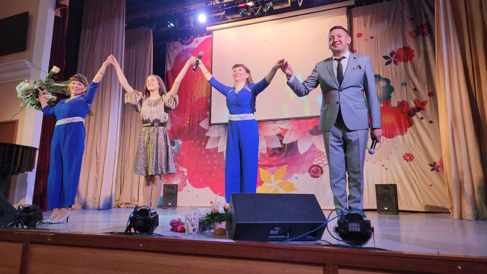 пушкино, концерт, песни военных лет, песни о родине, эстрада,зрители, дом культуры,дуэт,сестры-близнецы,