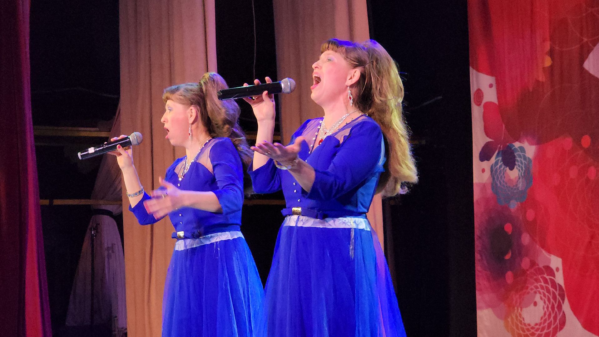 пушкино, концерт, песни военных лет, песни о родине, эстрада,зрители, дом культуры,дуэт,сестры-близнецы,