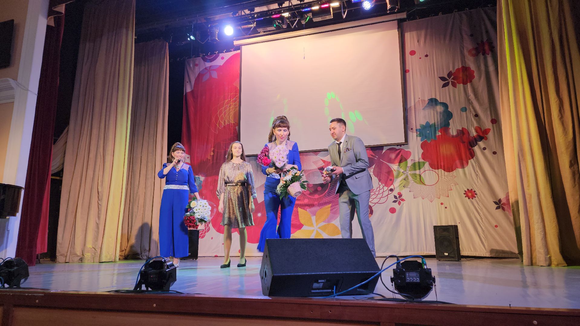 пушкино, концерт, песни военных лет, песни о родине, эстрада,зрители, дом культуры,дуэт,сестры-близнецы,