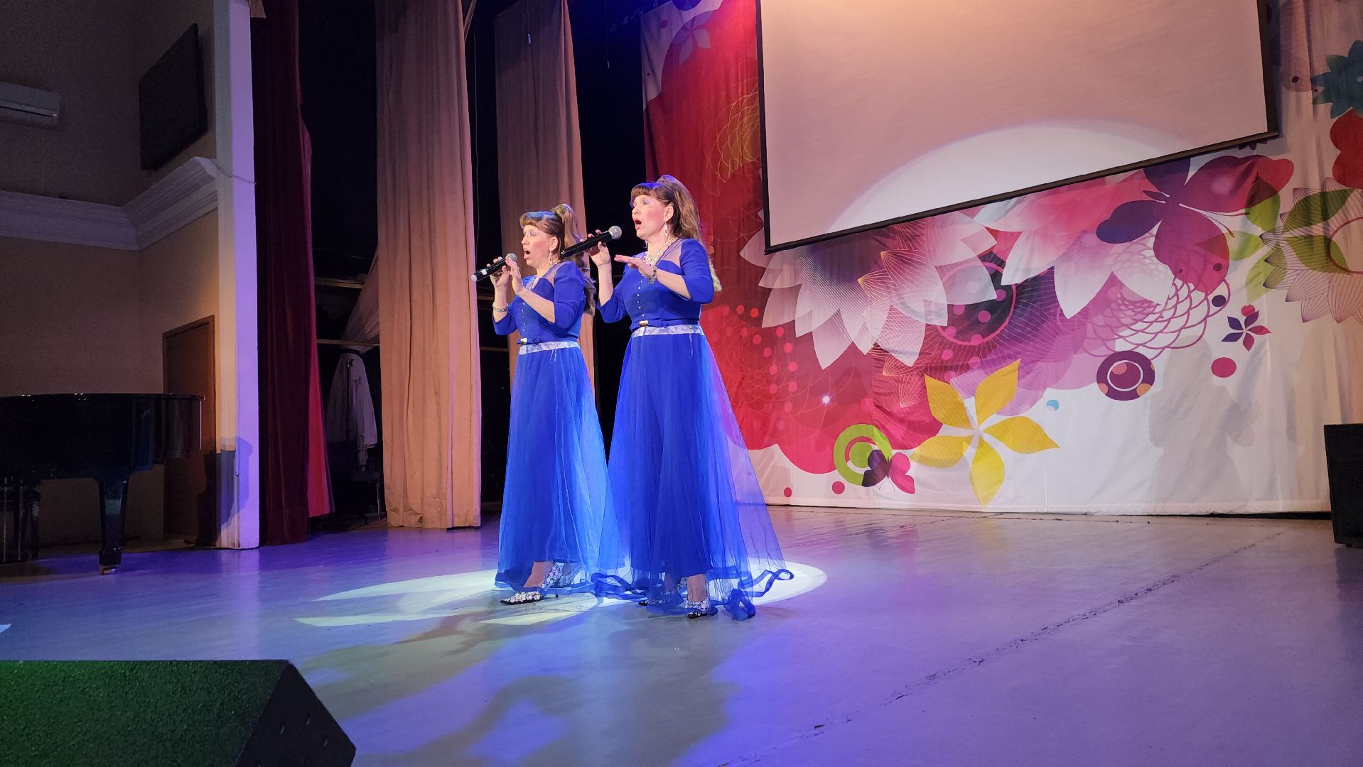 пушкино, концерт, песни военных лет, песни о родине, эстрада,зрители, дом культуры,дуэт,сестры-близнецы,