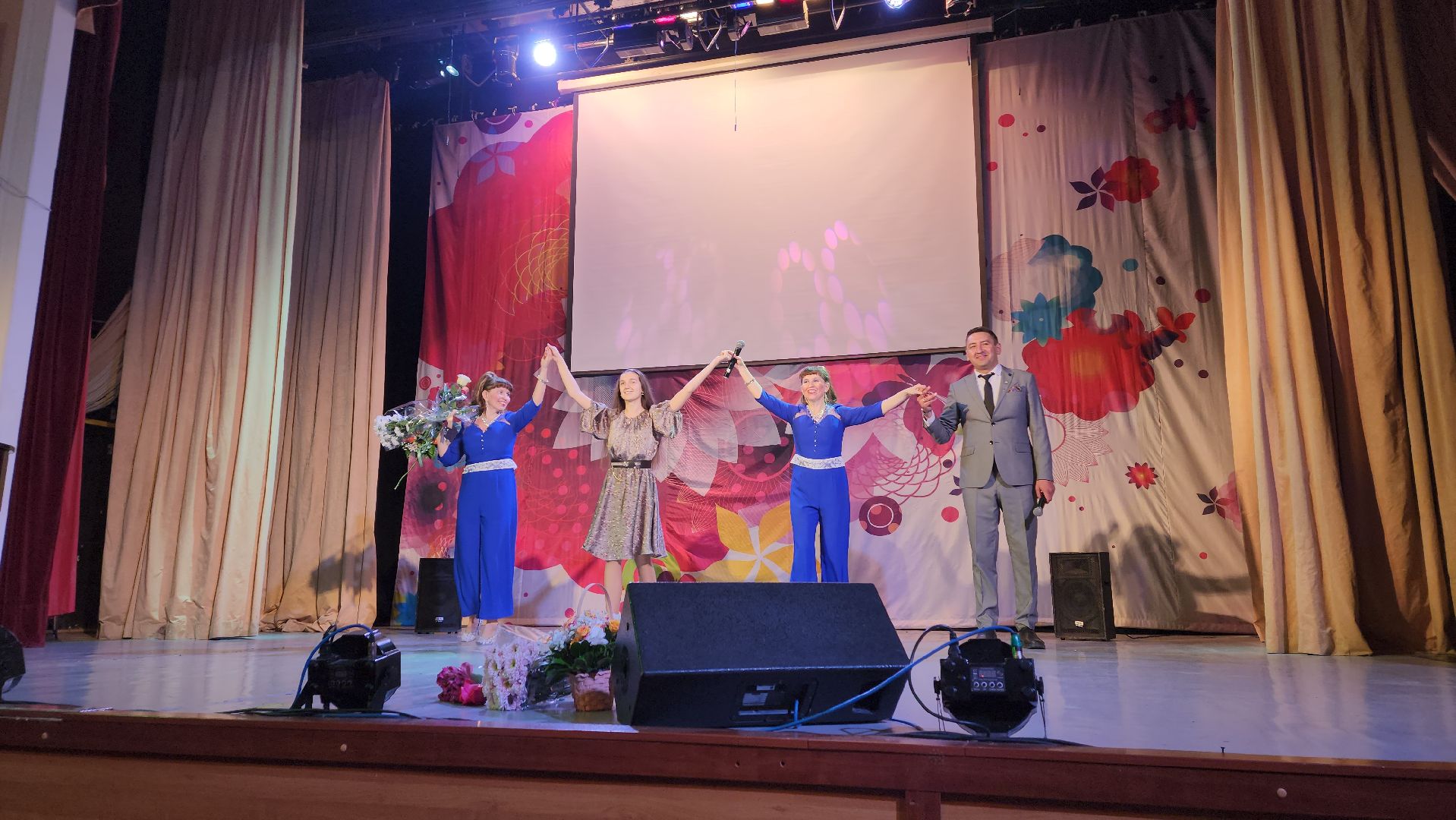 пушкино, концерт, песни военных лет, песни о родине, эстрада,зрители, дом культуры,дуэт,сестры-близнецы,