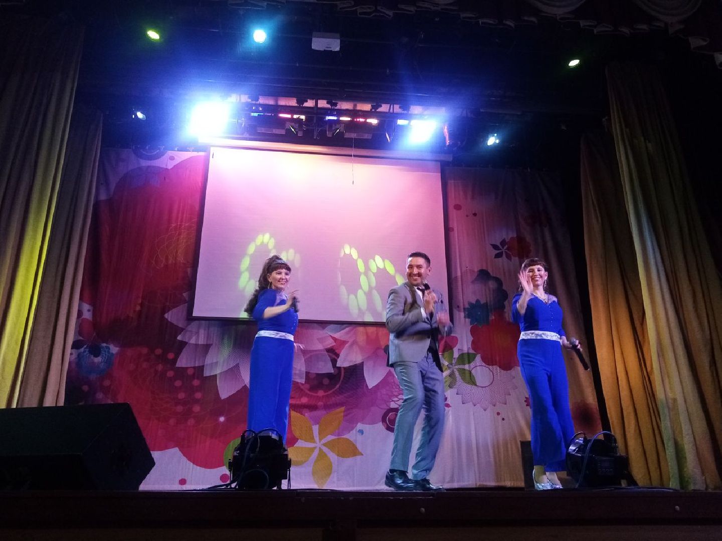 пушкино, концерт, песни военных лет, песни о родине, эстрада,зрители, дом культуры,дуэт,сестры-близнецы,