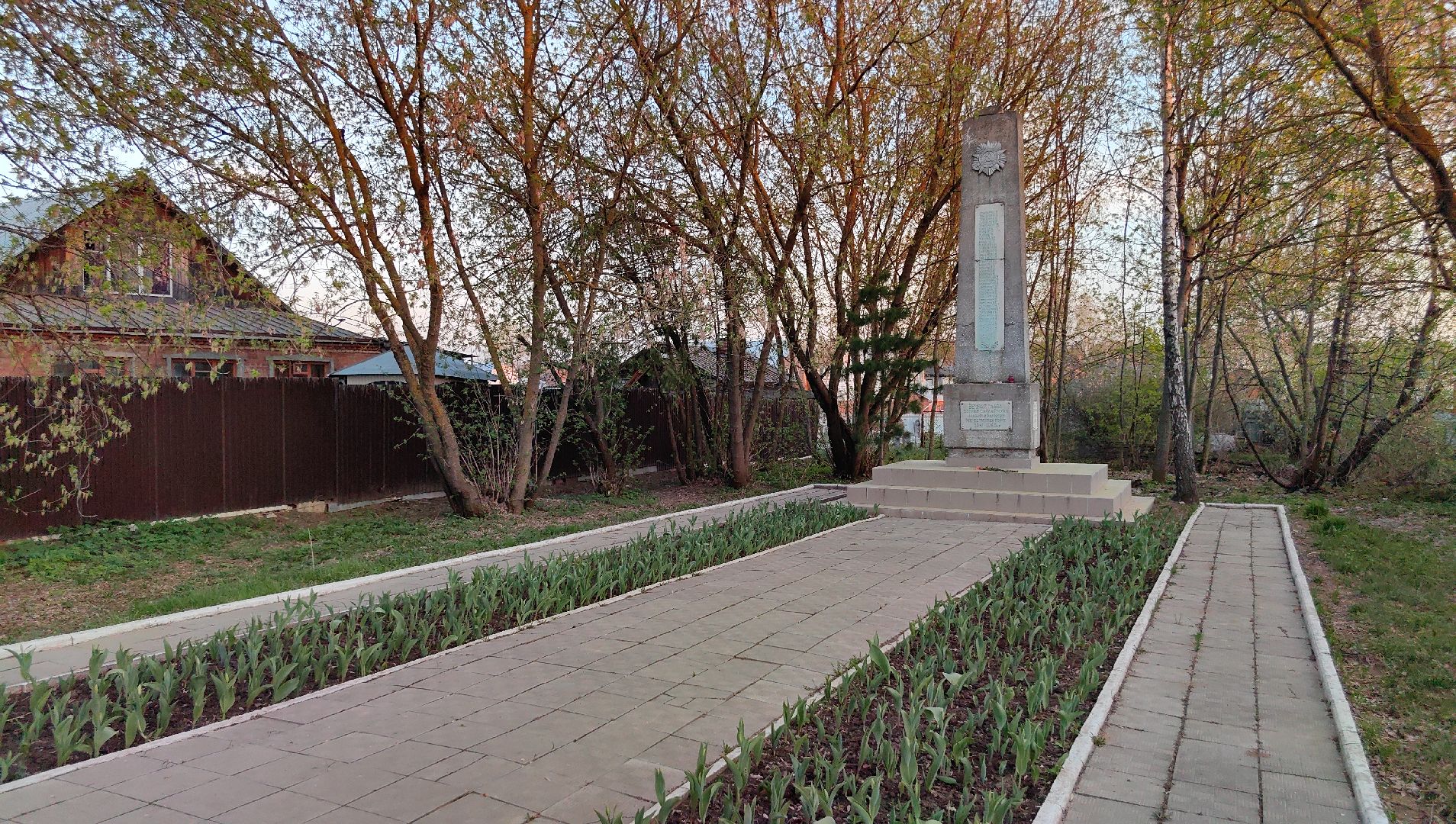 памятник, тюльпаны, уборка, вов, 9 мая, волонтеры,