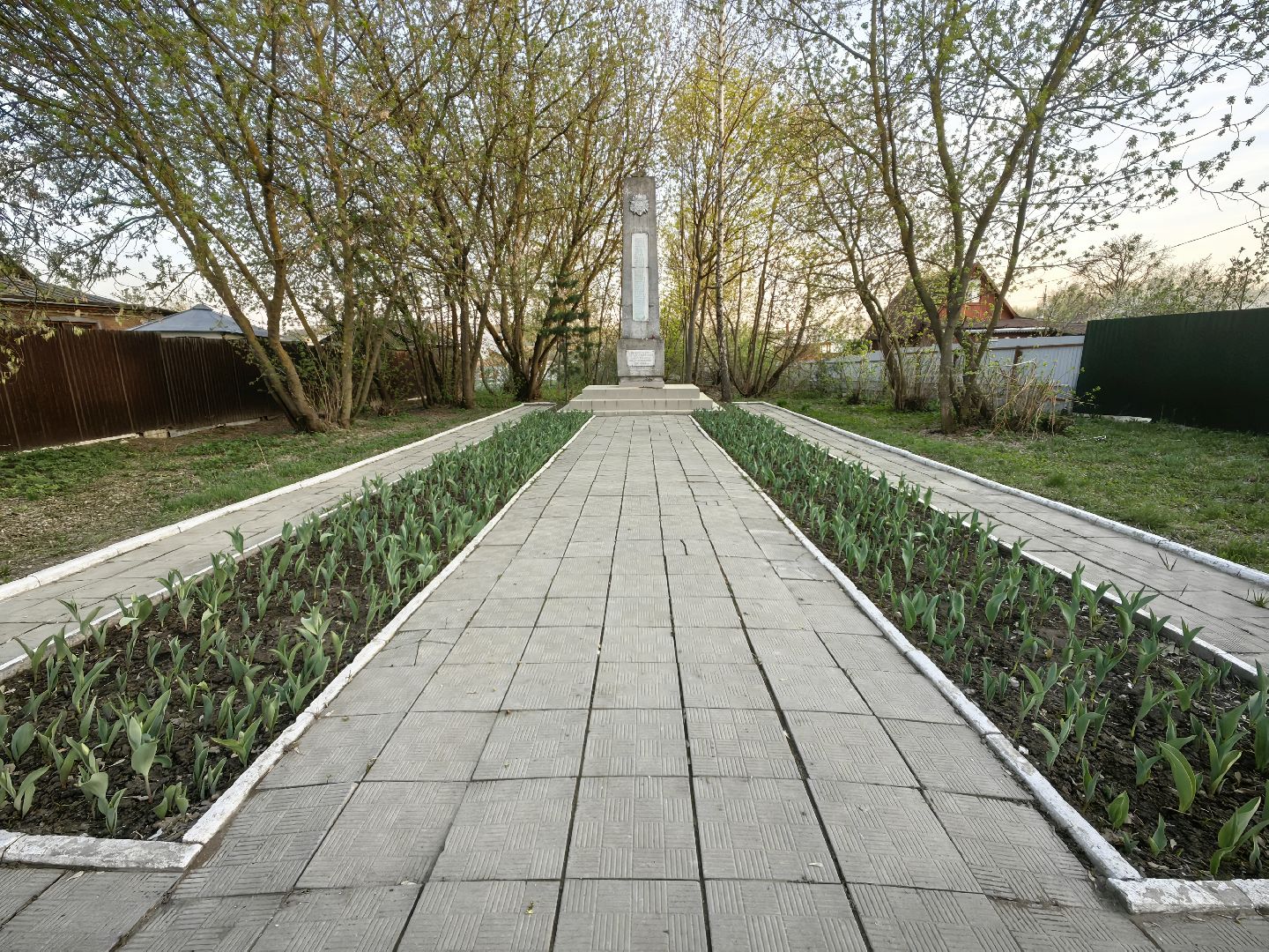 памятник, тюльпаны, уборка, вов, 9 мая, волонтеры,