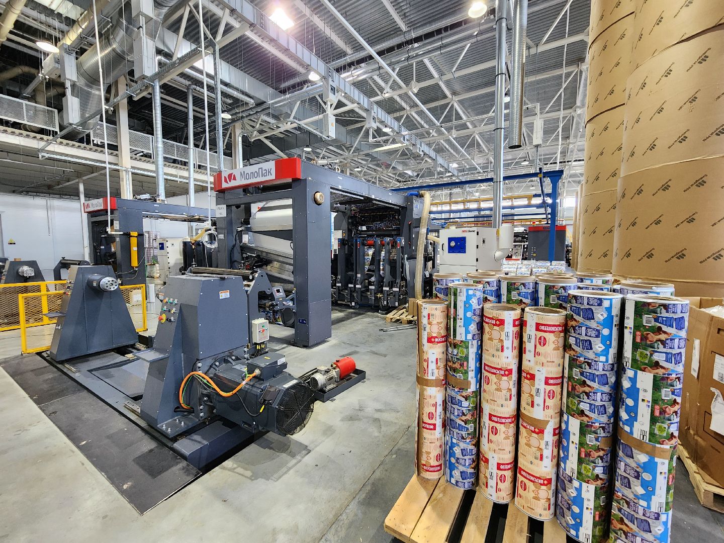 Чехов, симферопольское шоссе, завод МолоПак, картонная упаковка, производство, изготовление, пищевая промышленность, аналог Тетра Пак, аналог Пюр-Пак, форматы и виды упаковки,производительность предприятия, асептическая упаковка, упаковка из картона, упаковка для молочных продуктов соков и воды,  структура предприятия, история завода,