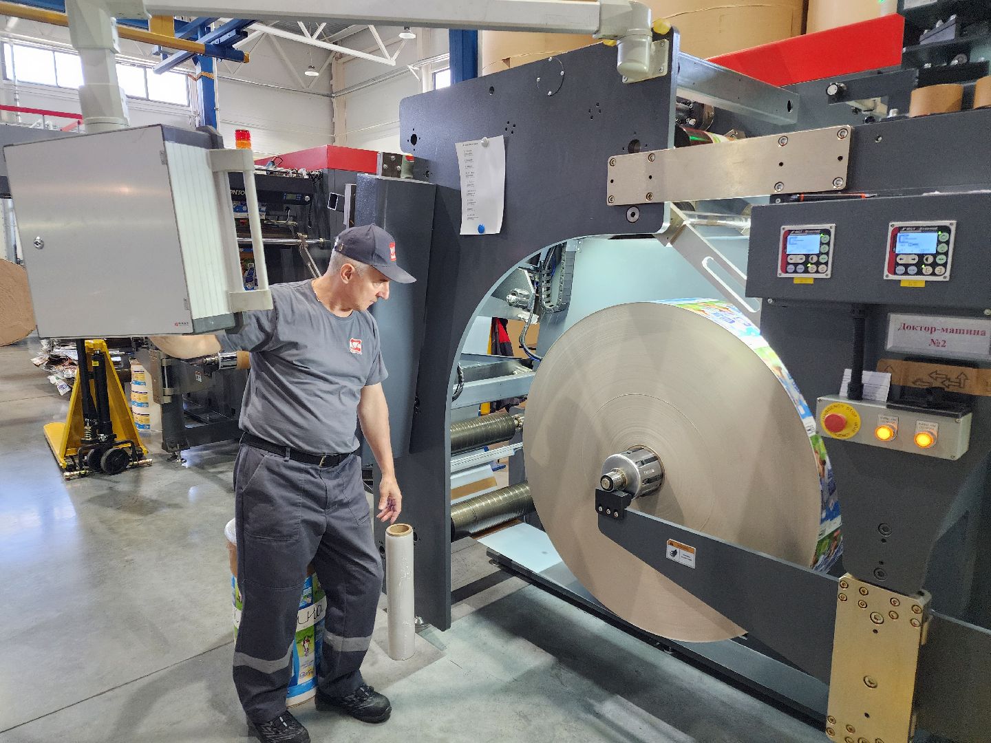 Чехов, симферопольское шоссе, завод МолоПак, картонная упаковка, производство, изготовление, пищевая промышленность, аналог Тетра Пак, аналог Пюр-Пак, форматы и виды упаковки,производительность предприятия, асептическая упаковка, упаковка из картона, упаковка для молочных продуктов соков и воды,  структура предприятия, история завода,