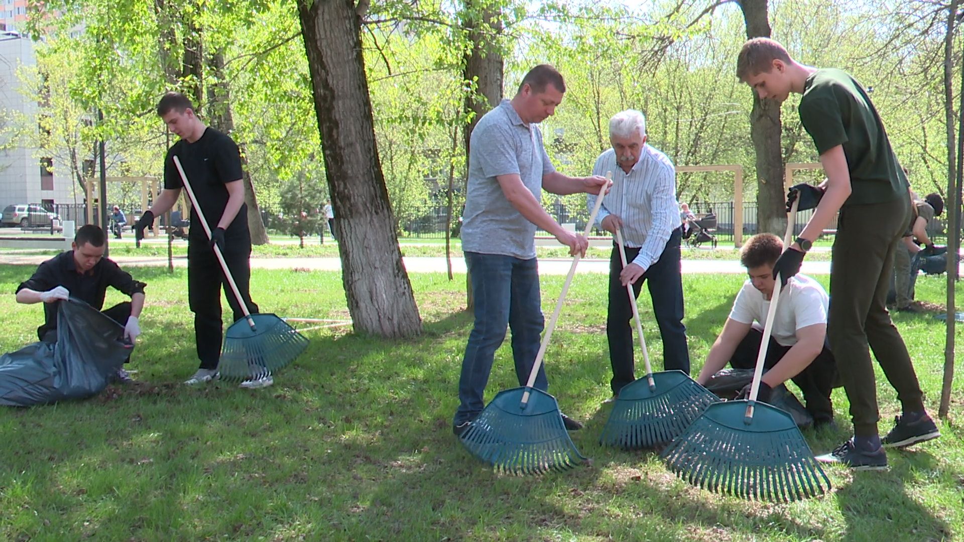 реутов, благоустройство, субботник, чистота, грабли, мусор,