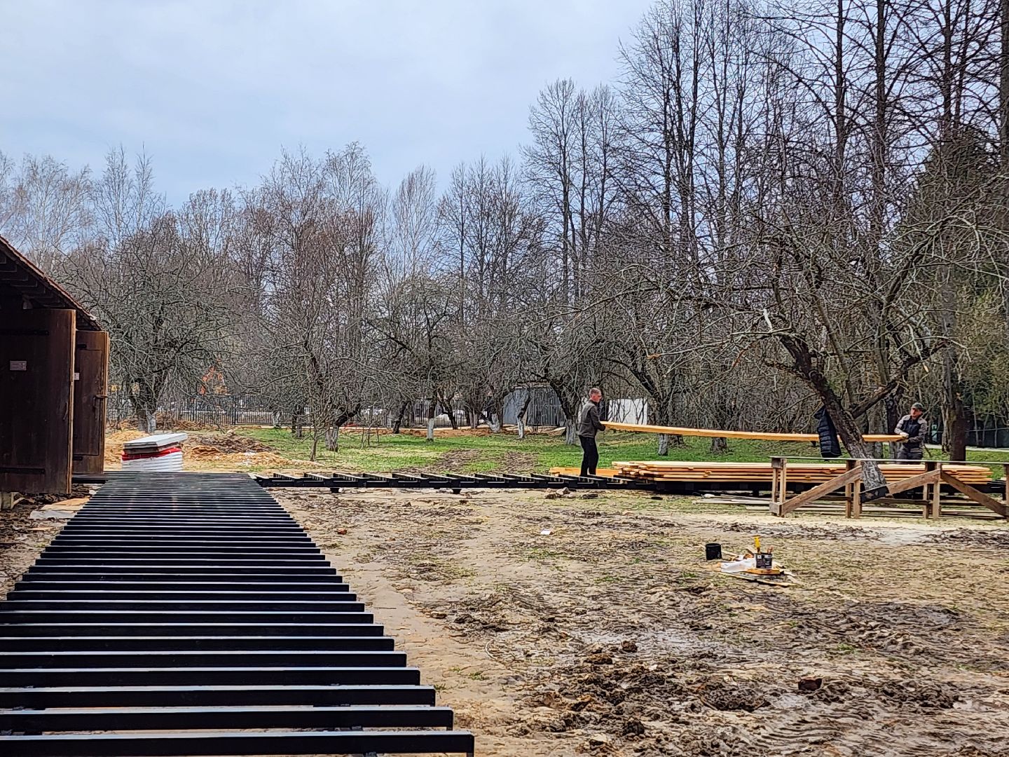 Чехов, село Мелихово, музей-заповедник, реконструкция, благоустройство, каретный двор, пешеходная зона, тропинки и дорожки, металлический каркас, доски из сосны, губернатор московской области,