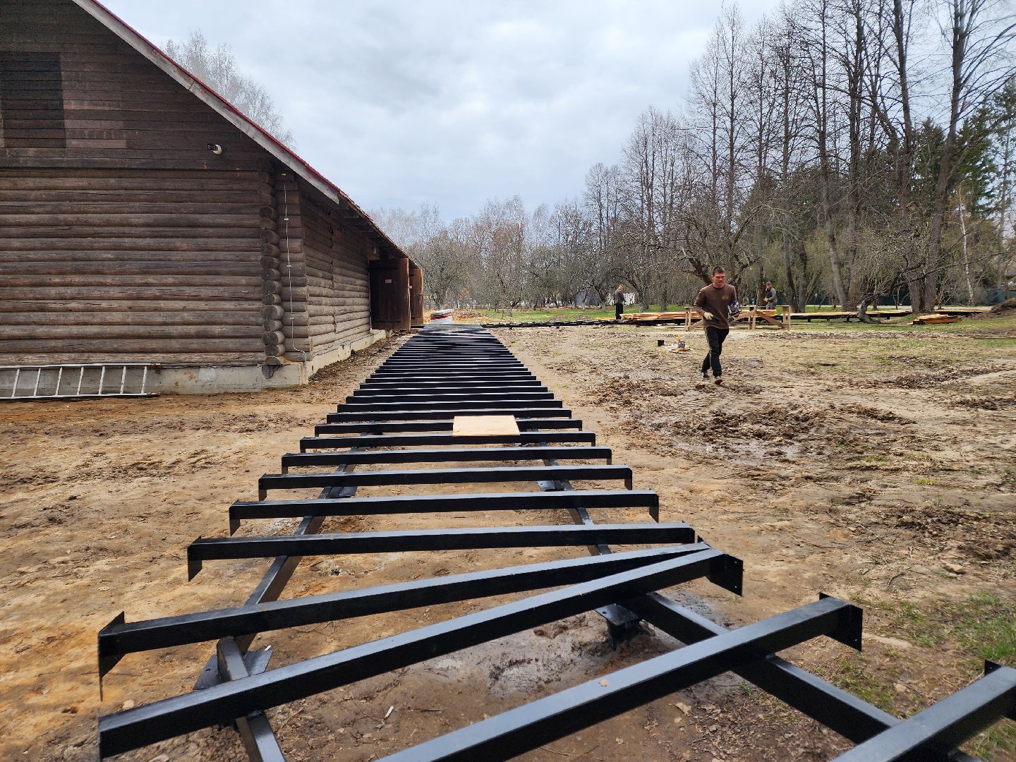 Чехов, село Мелихово, музей-заповедник, реконструкция, благоустройство, каретный двор, пешеходная зона, тропинки и дорожки, металлический каркас, доски из сосны, губернатор московской области,