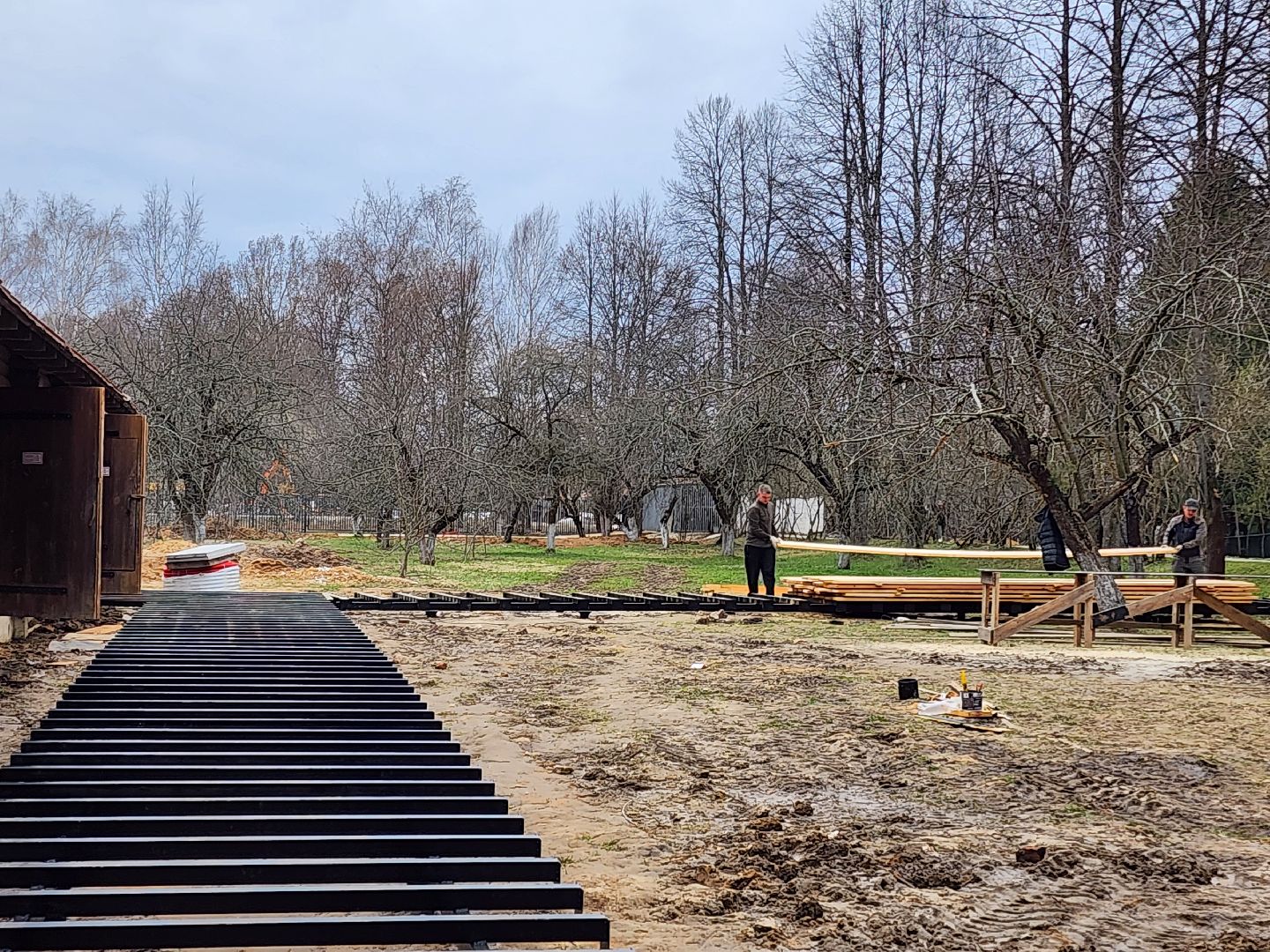 Чехов, село Мелихово, музей-заповедник, реконструкция, благоустройство, каретный двор, пешеходная зона, тропинки и дорожки, металлический каркас, доски из сосны, губернатор московской области,