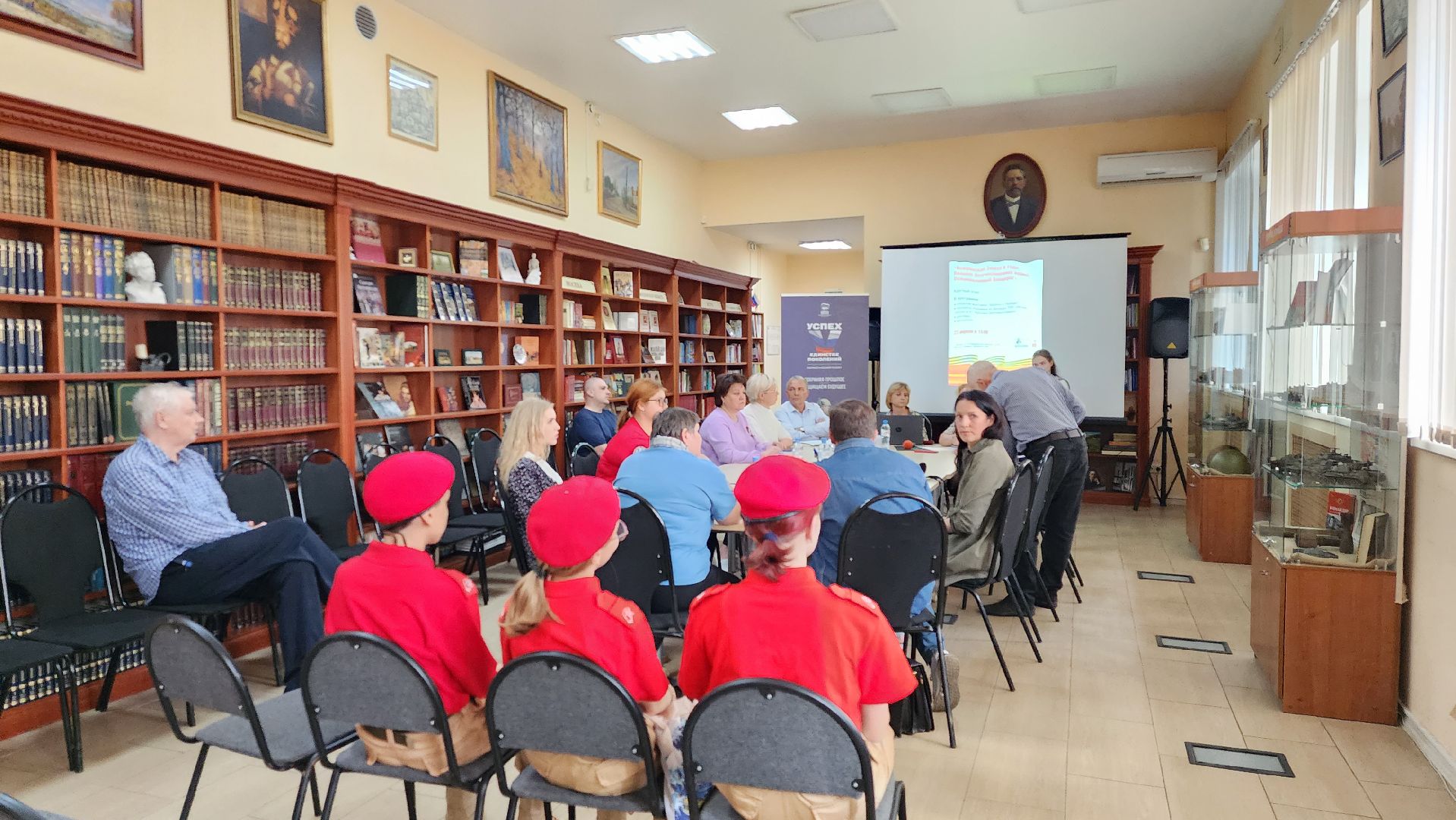 библиотека, круглый стол, патриотическое воспитание молодежи,