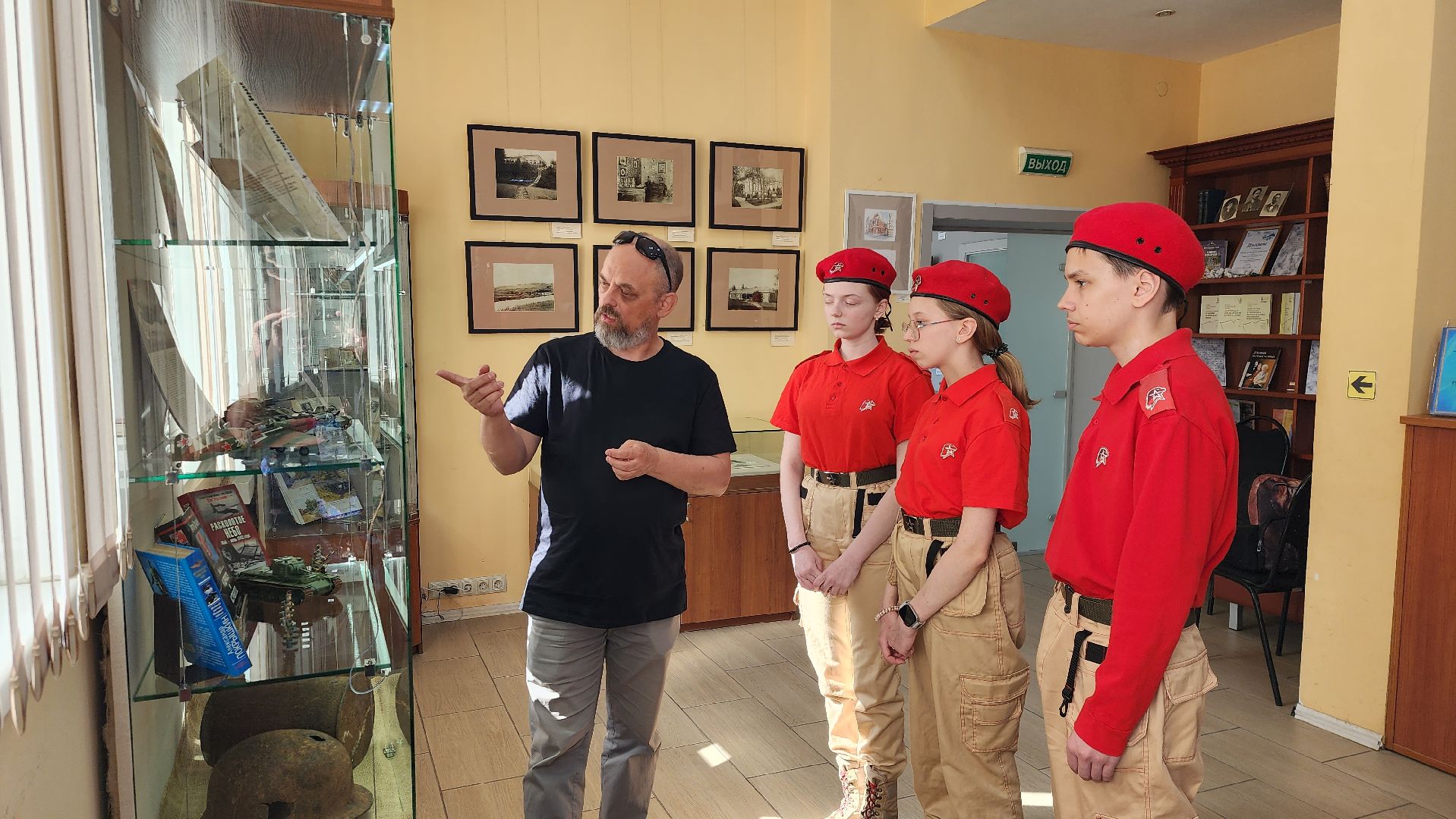 библиотека, круглый стол, патриотическое воспитание молодежи,